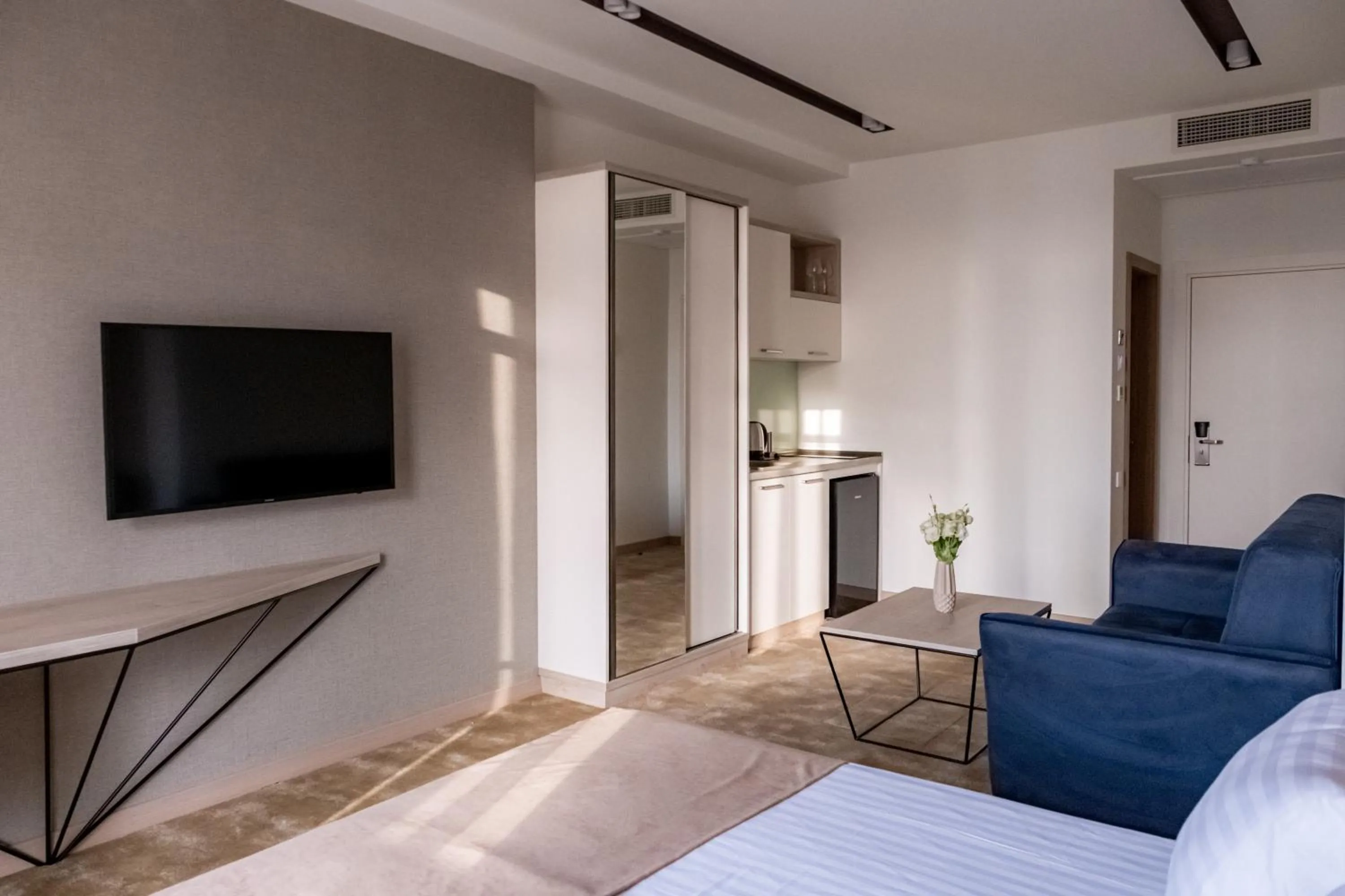 Communal lounge/ TV room in Rooftop Apart-Hotel