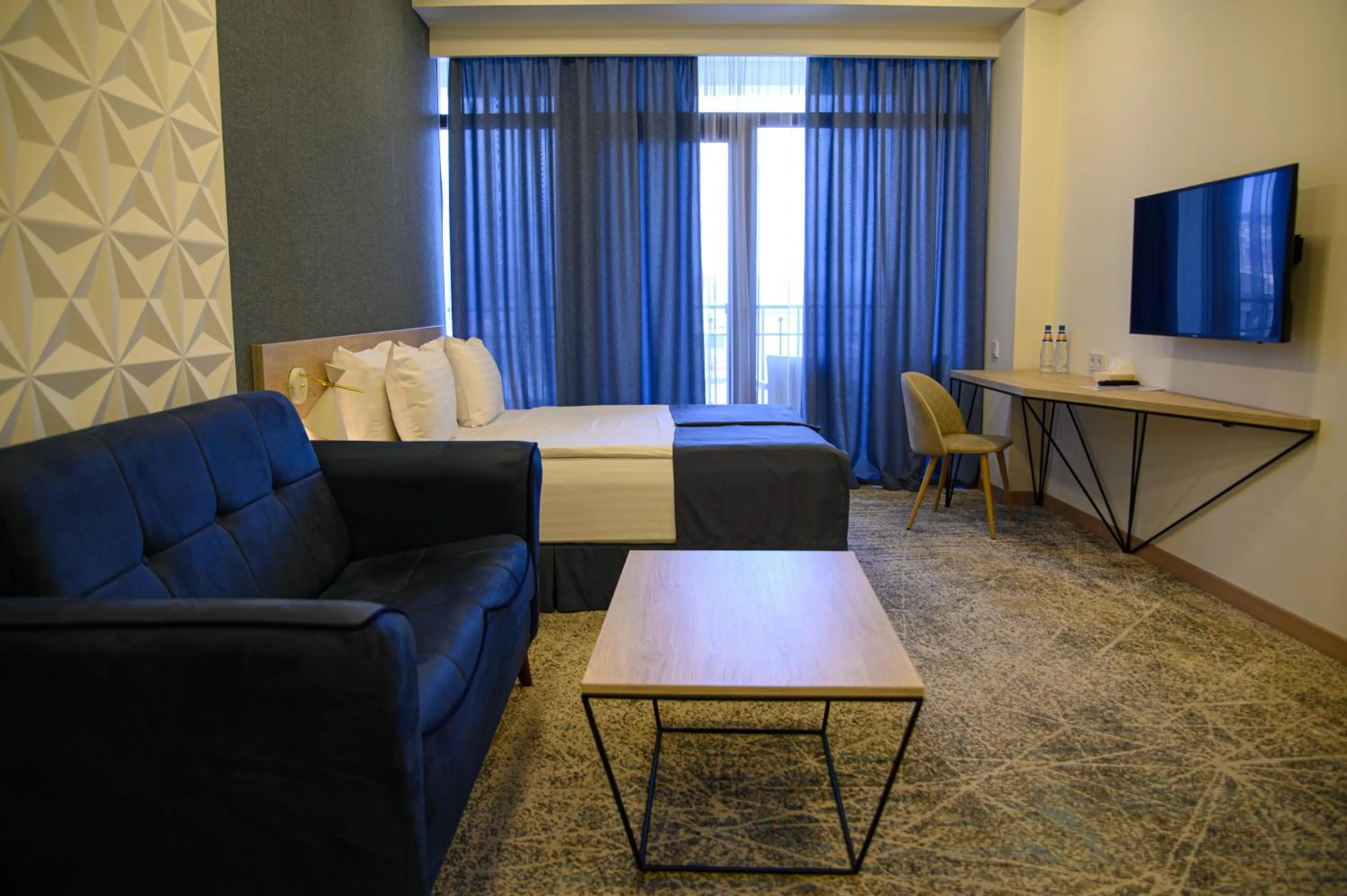 Communal lounge/ TV room in Rooftop Apart-Hotel