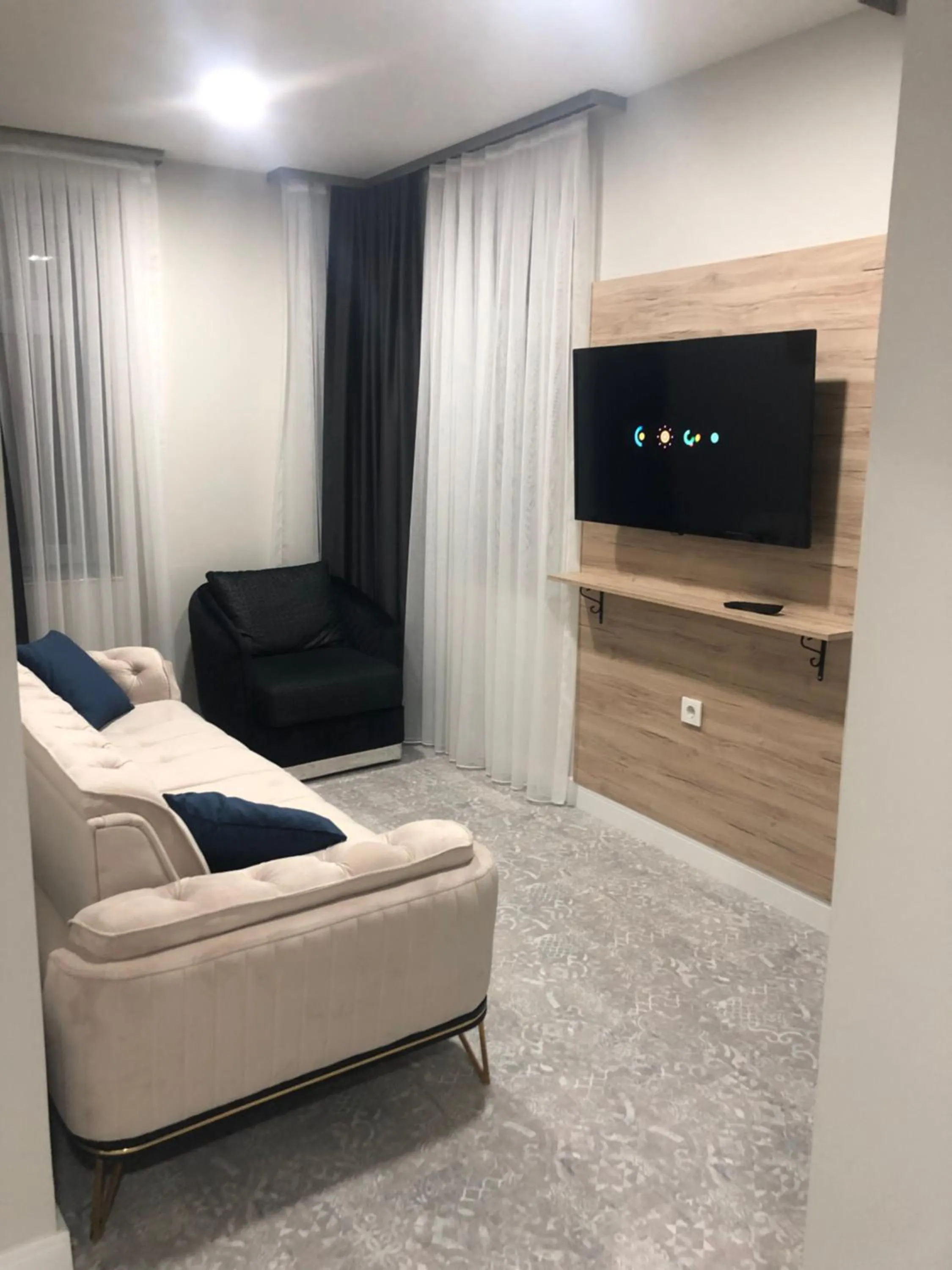 Communal lounge/ TV room in Taksim Galatist Hotel