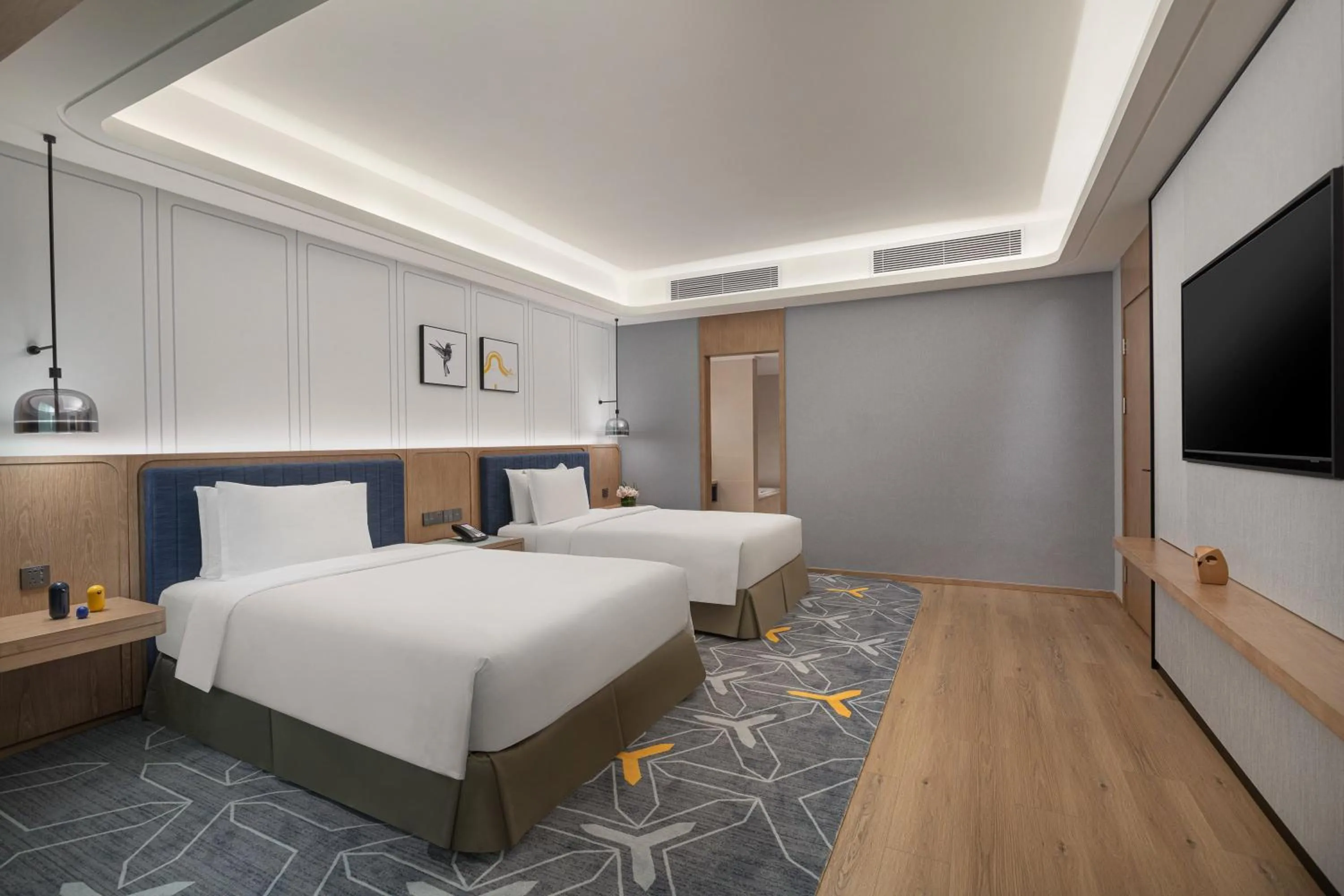 Photo of the whole room, Bed in voco Guangzhou Shifu by IHG