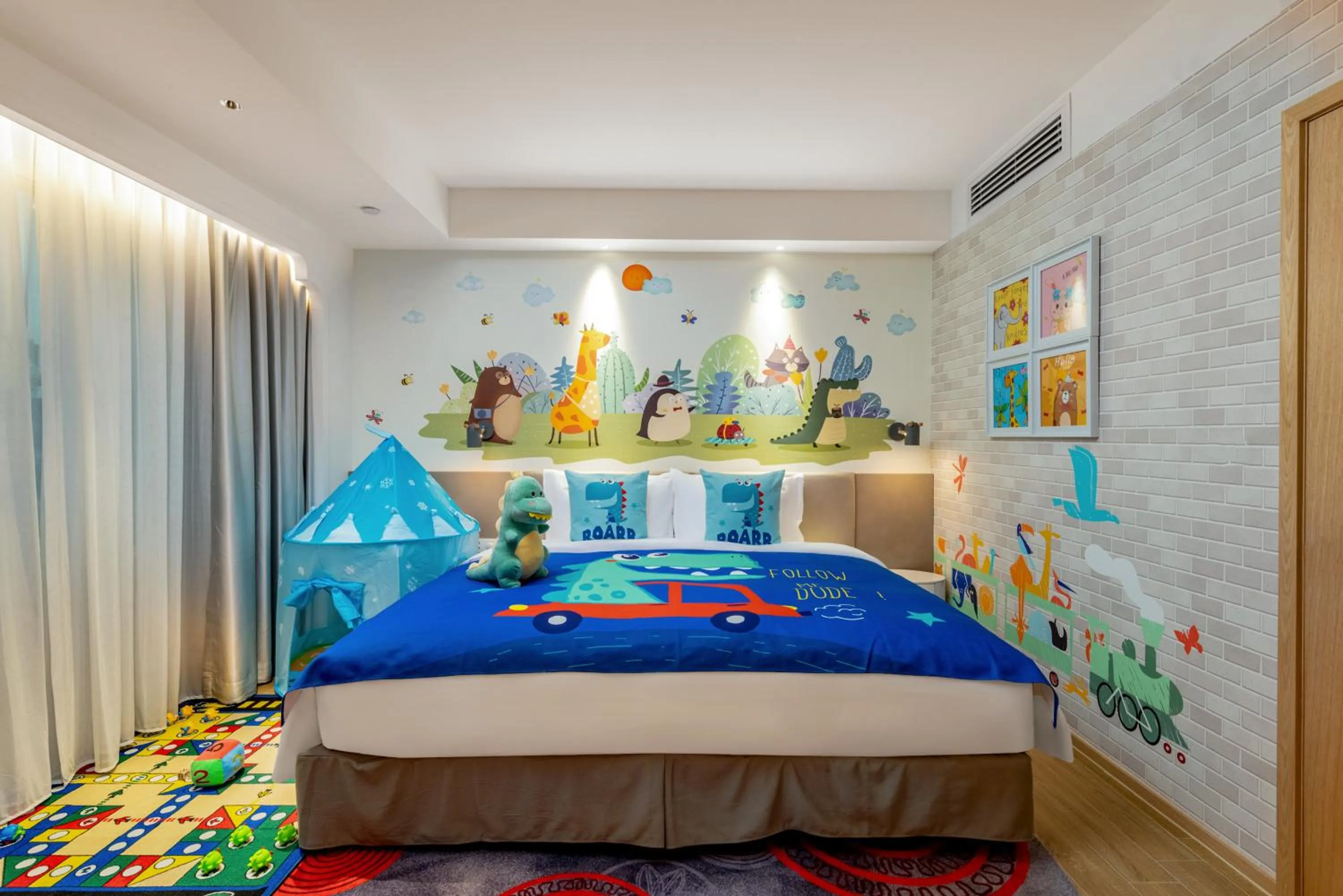 Photo of the whole room, Bed in voco Guangzhou Shifu by IHG