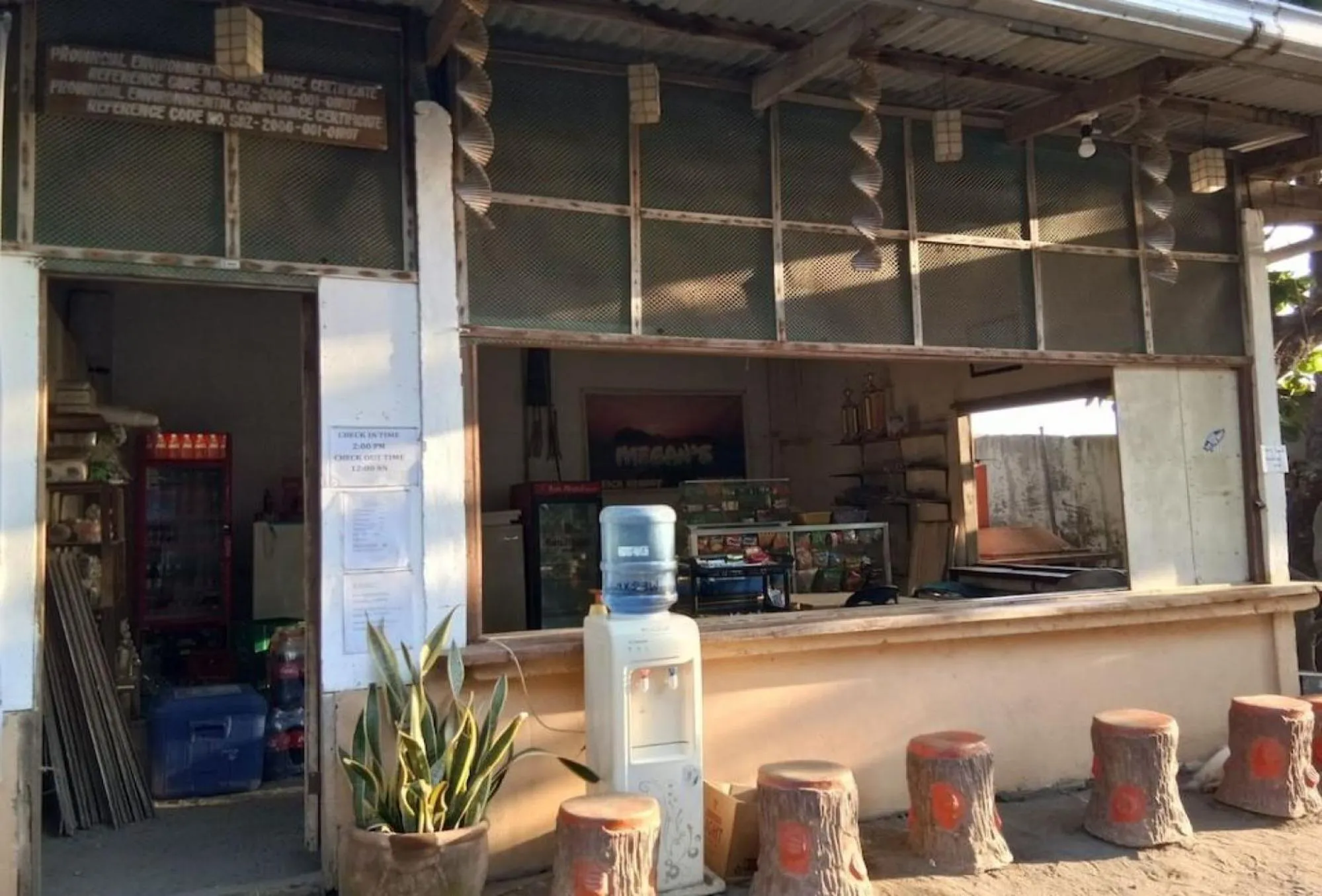 Restaurant/places to eat in RedDoorz Hostel at Megans Paradisio Beach Resort