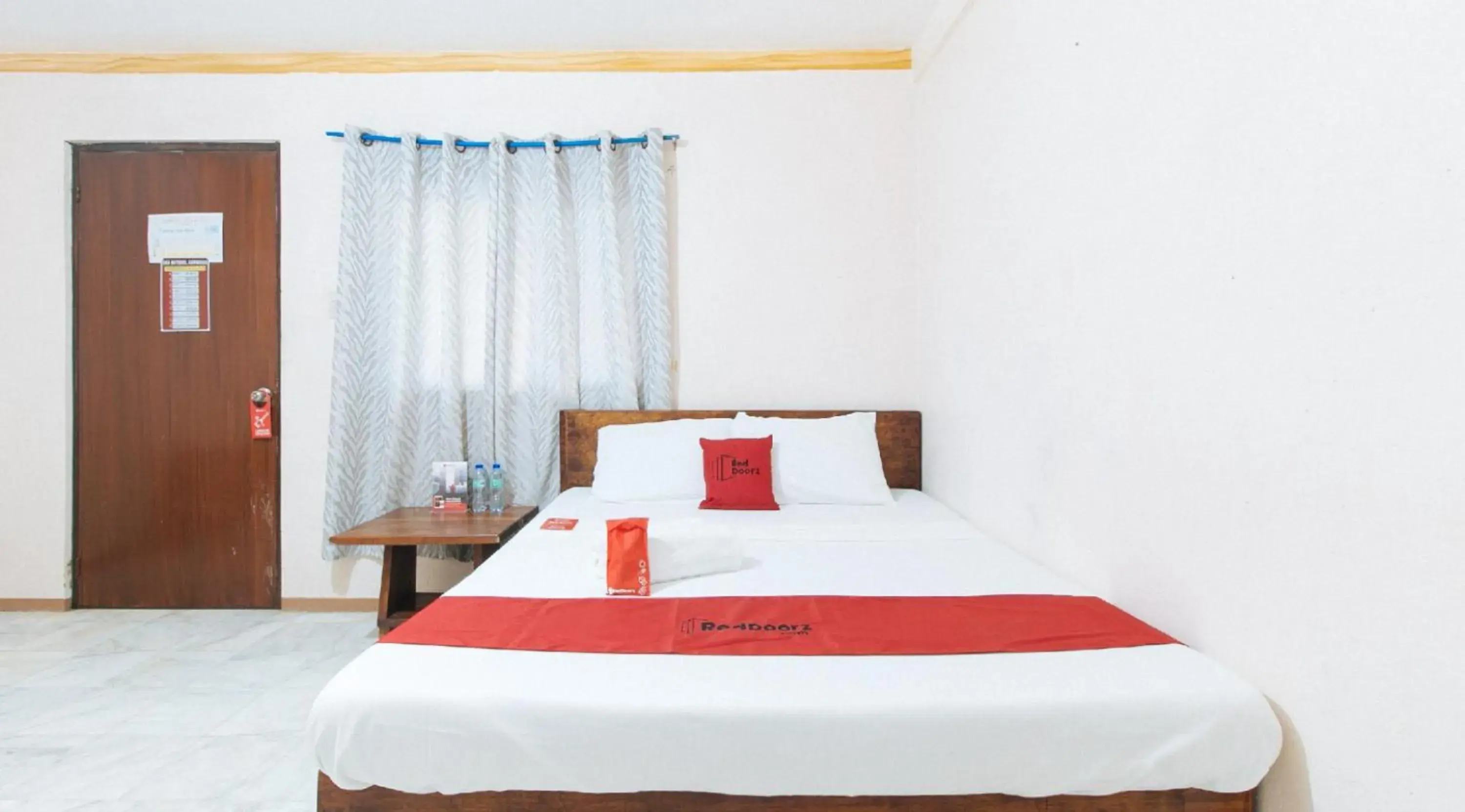 Double Room in RedDoorz Hostel at Megans Paradisio Beach Resort Double Room in RedDoorz Hostel at Megans Paradisio Beach Resort