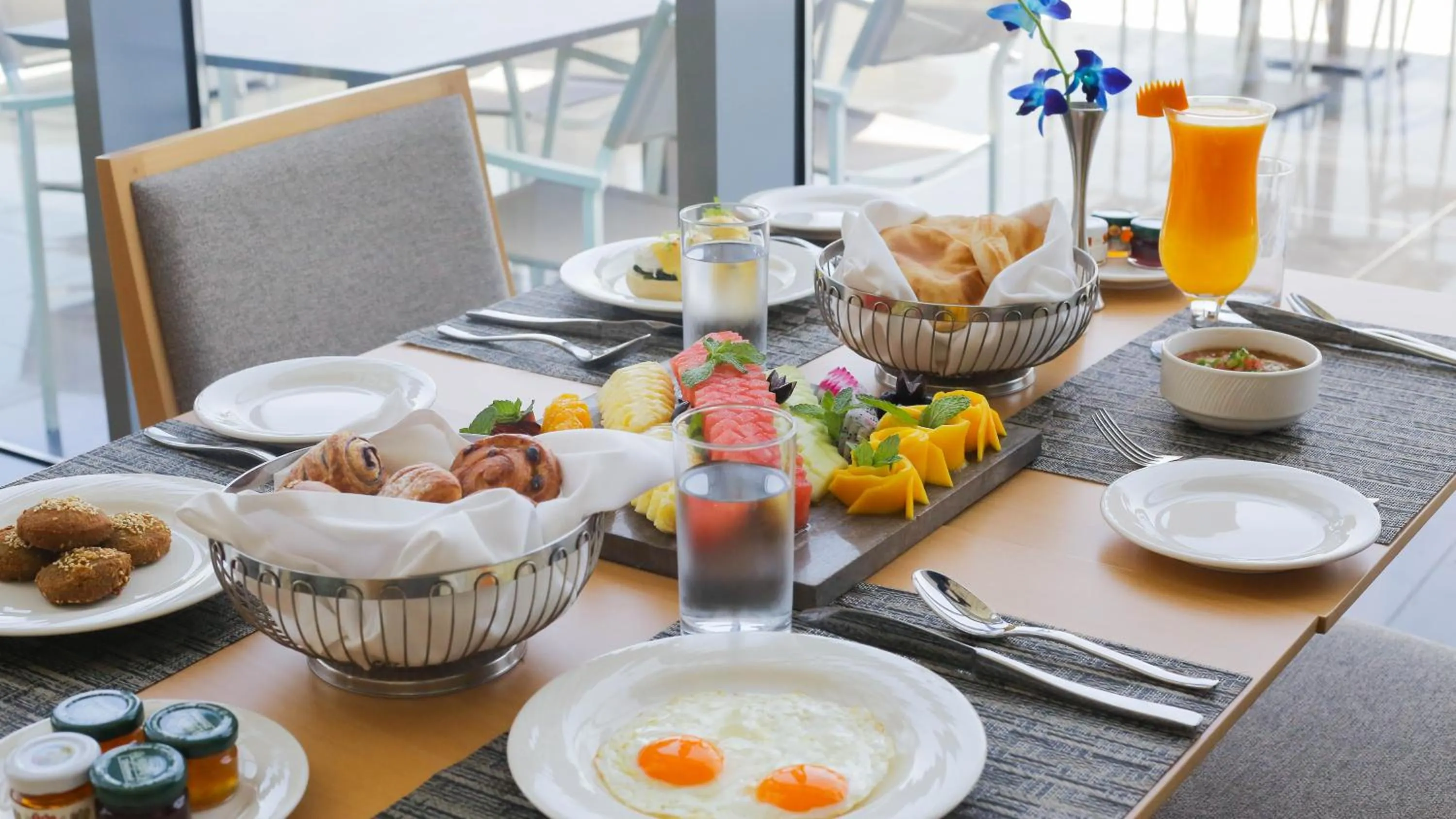 Food in Grand Swiss-Belhotel Waterfront Seef