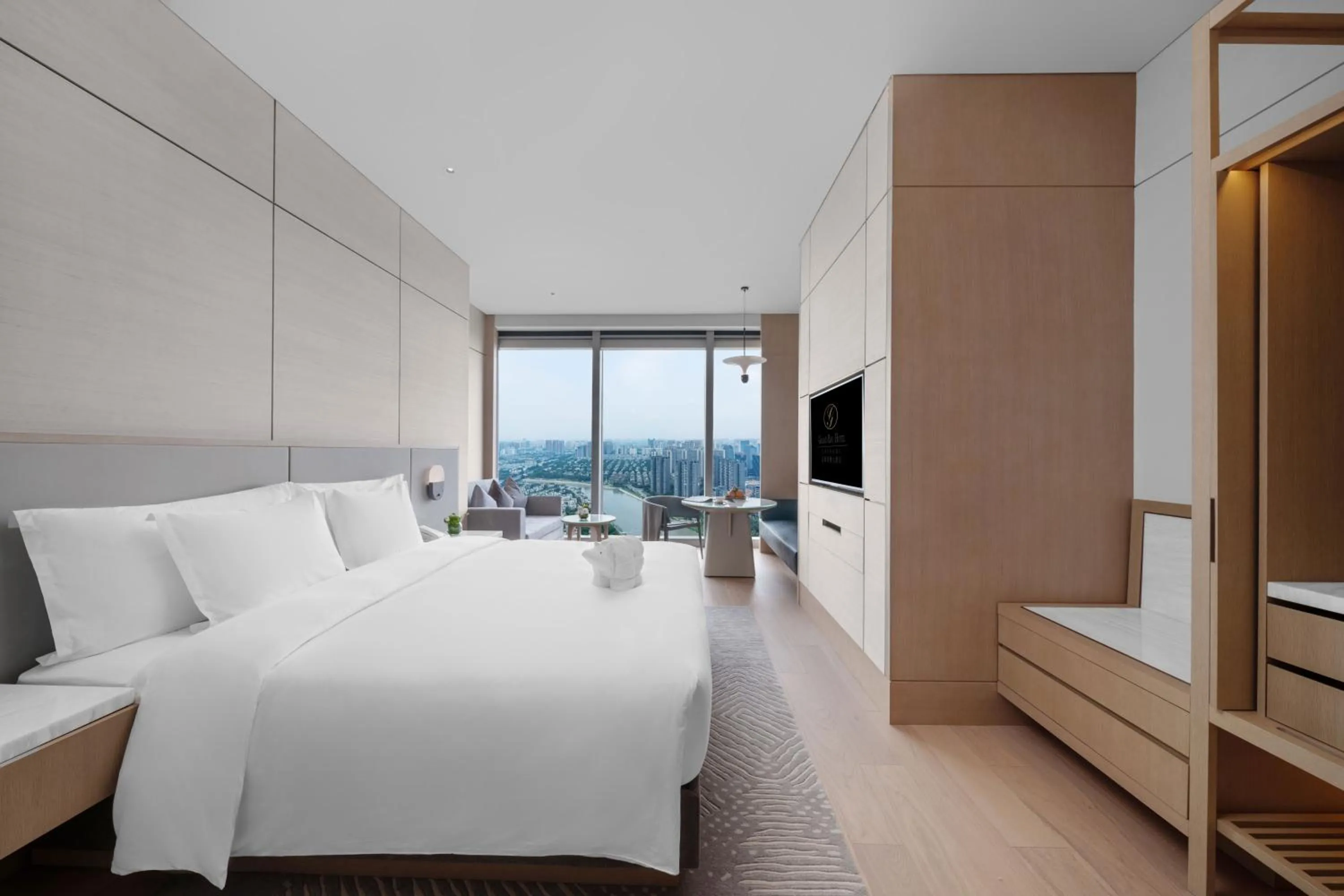 Bed in Grand Bay Hotel Chengdu