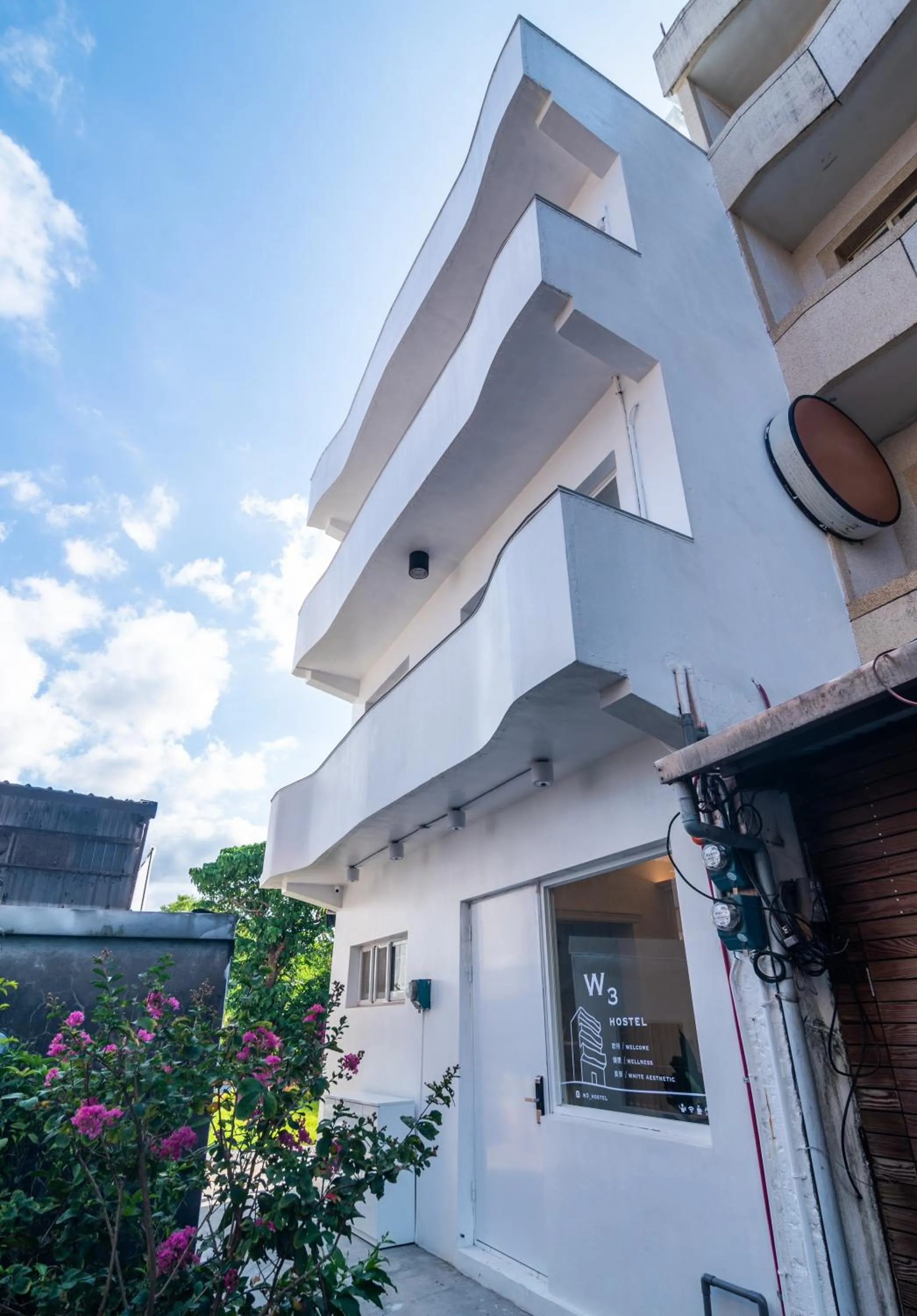 Facade/entrance in W3 HOSTEL