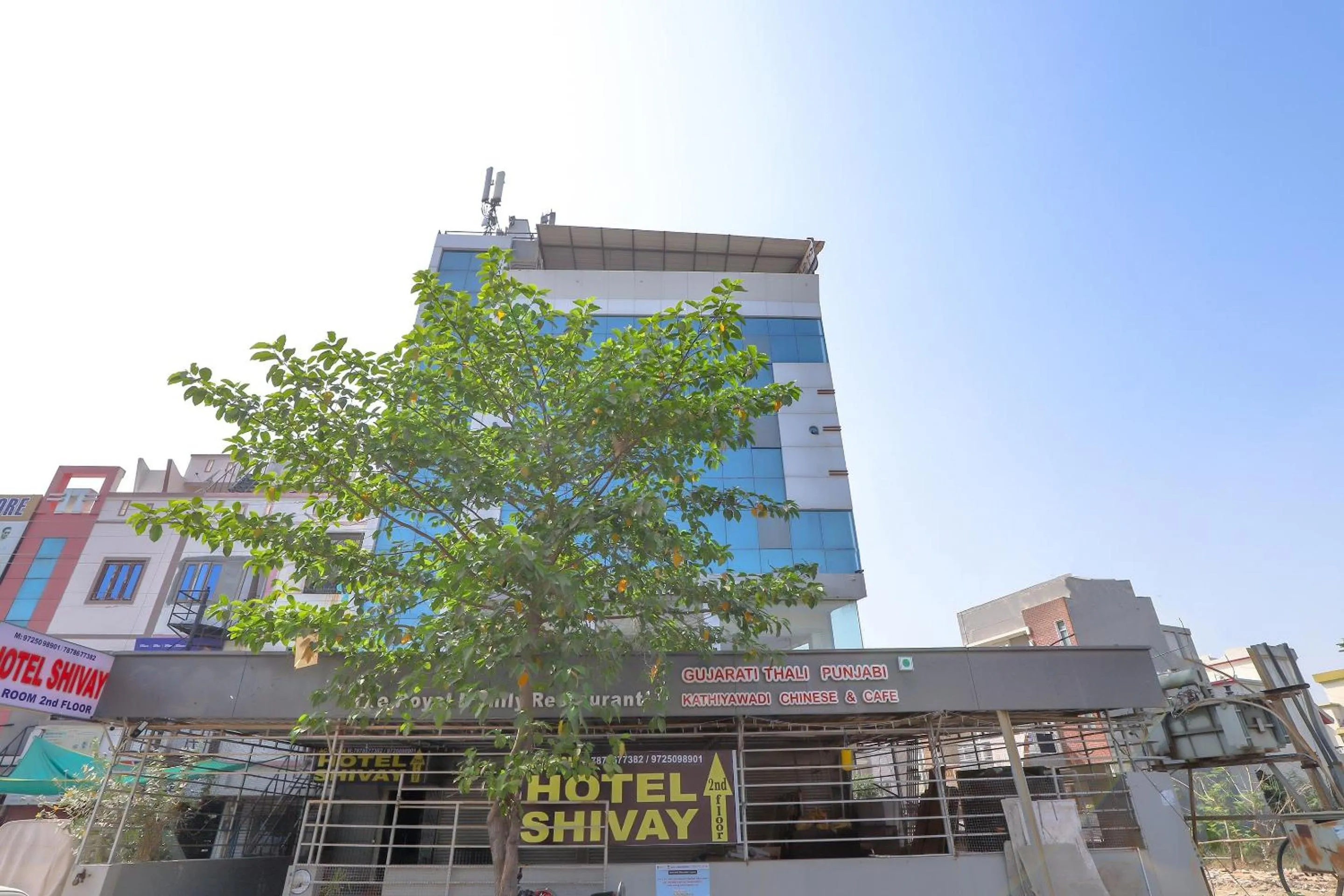 Facade/entrance in Hotel O Shiva