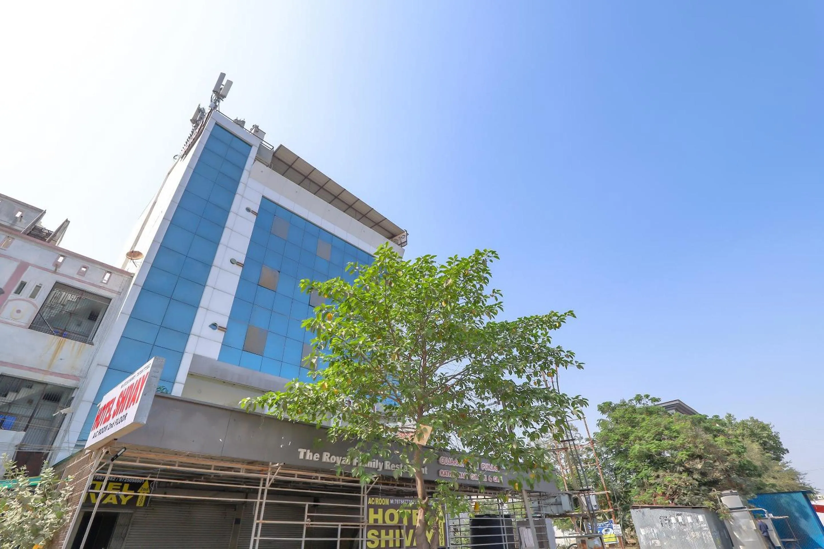 Facade/entrance in Hotel O Shiva