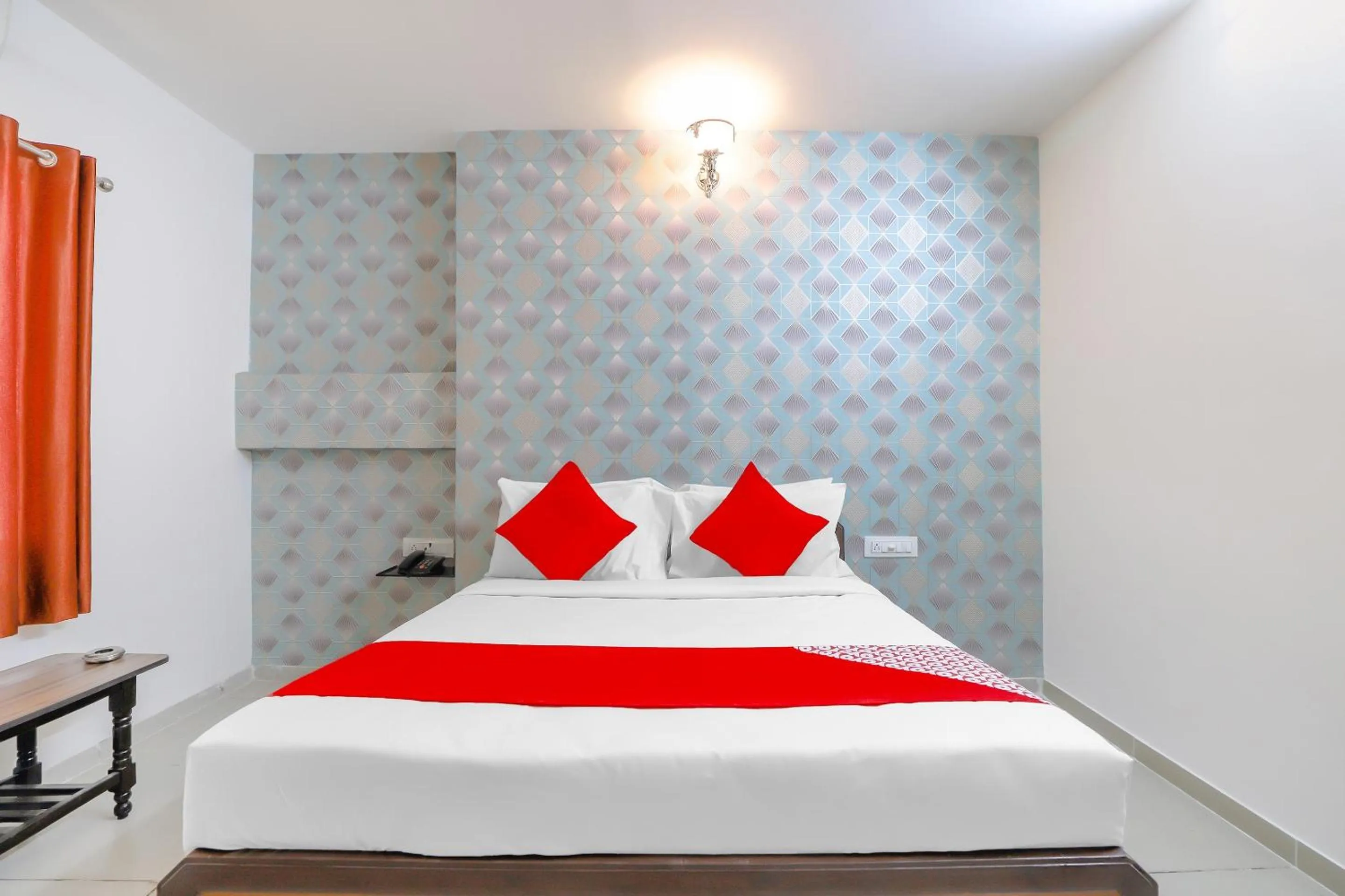 Facade/entrance, Bed in Hotel O Shiva