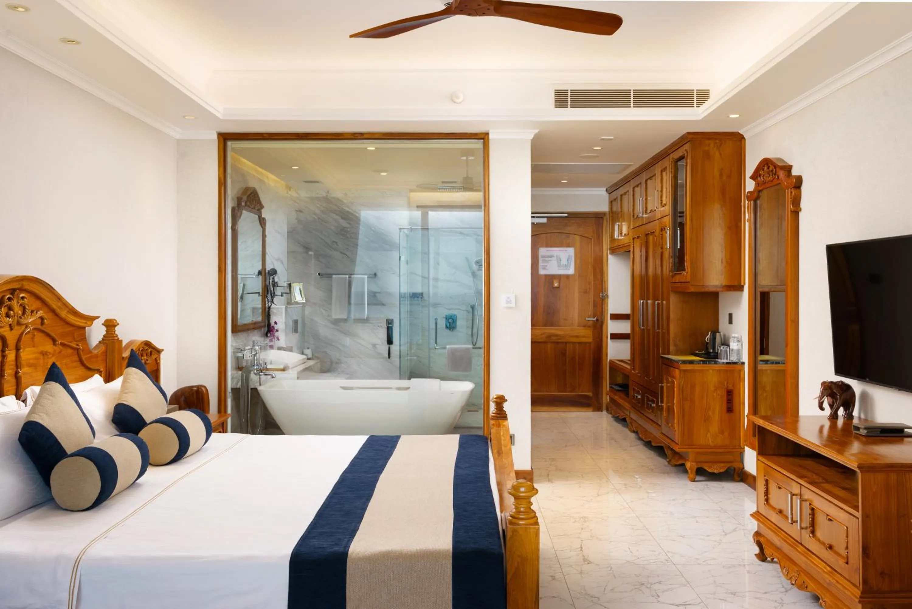 Photo of the whole room, Bed in Araliya Beach Resort & Spa Unawatuna- Where you meet the sea all year