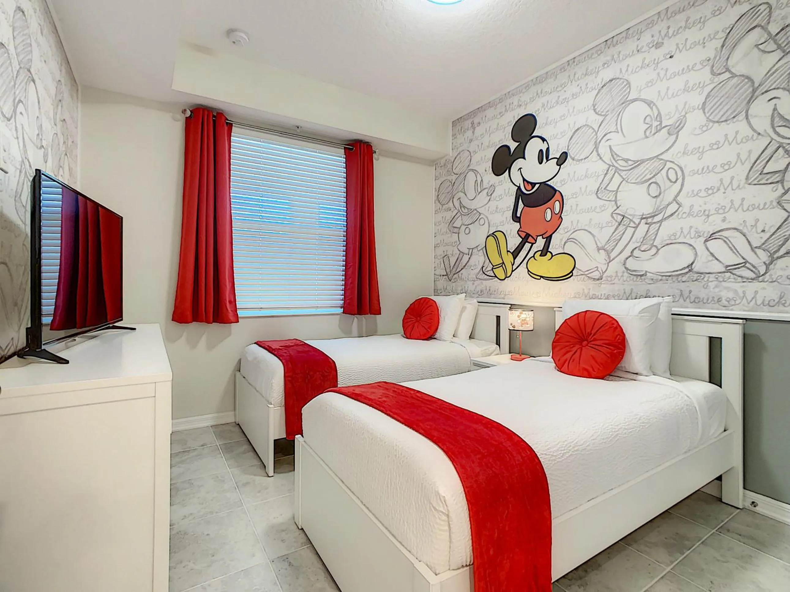 Bed in Modern Condo near Disney Foosball Water Park