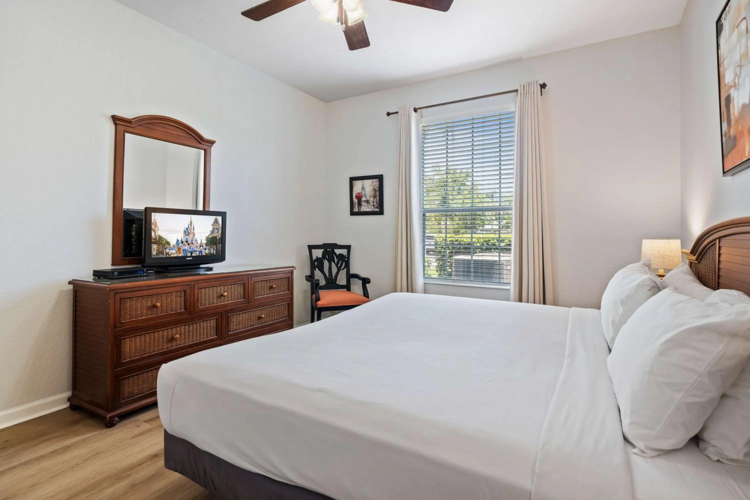 Bed in Renovated Condo by Convention Center & I-Drive