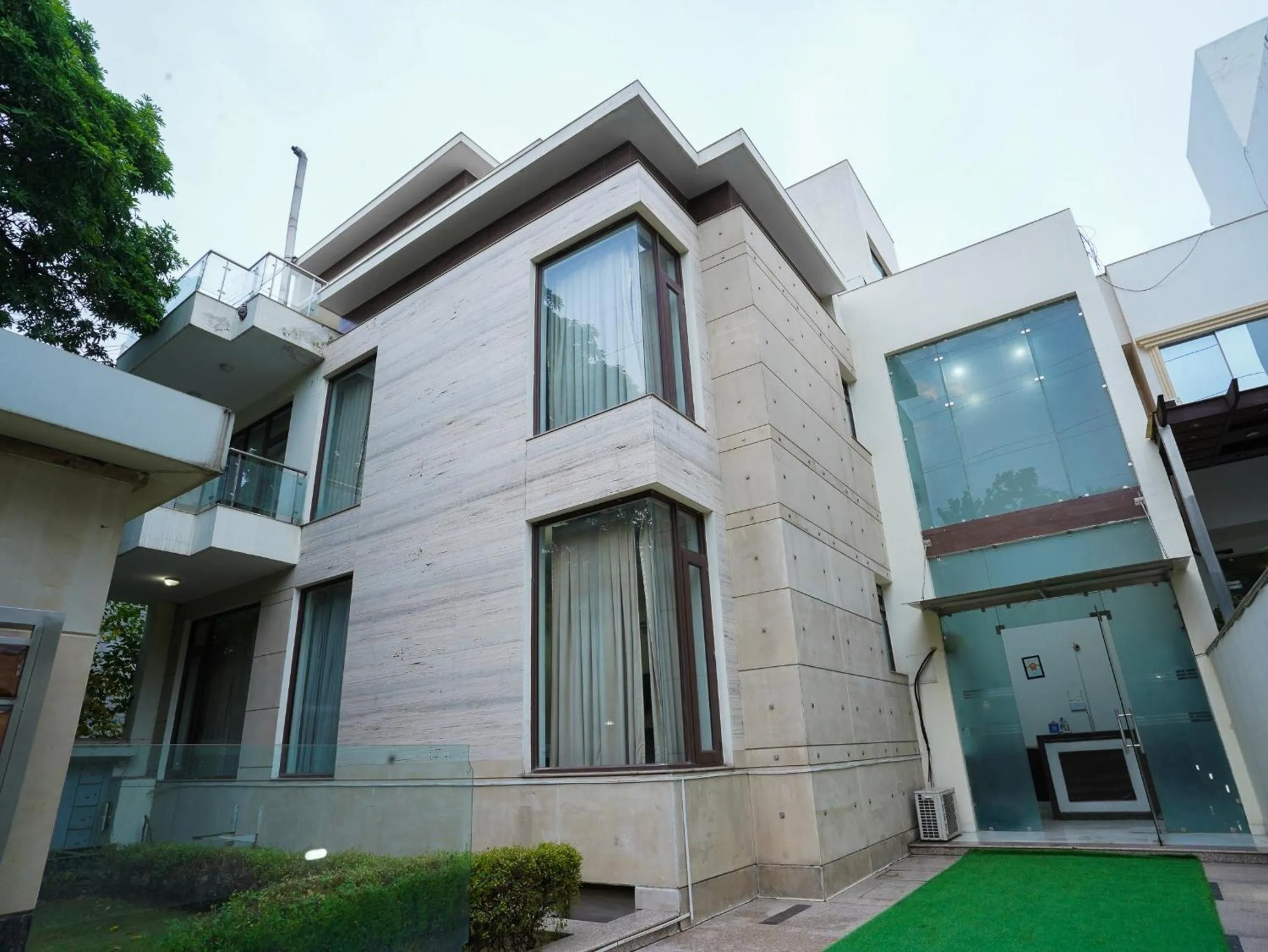 Property building in Lime Tree Hotel Sushant Lok Gurgaon Sector 29 Next to IFFCO CHOWK metro