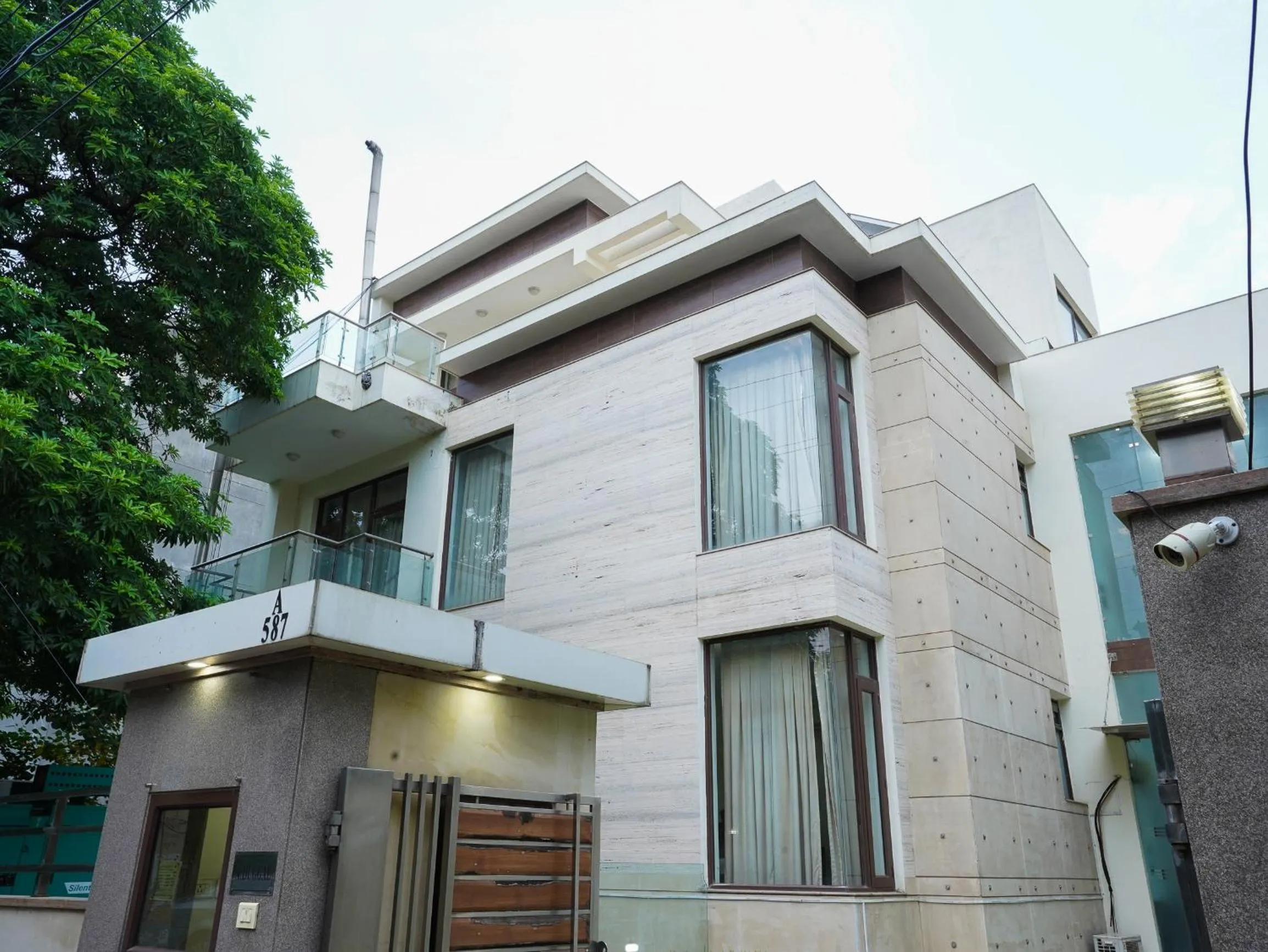 Property building in Lime Tree Hotel Sushant Lok Gurgaon Sector 29 Next to IFFCO CHOWK metro