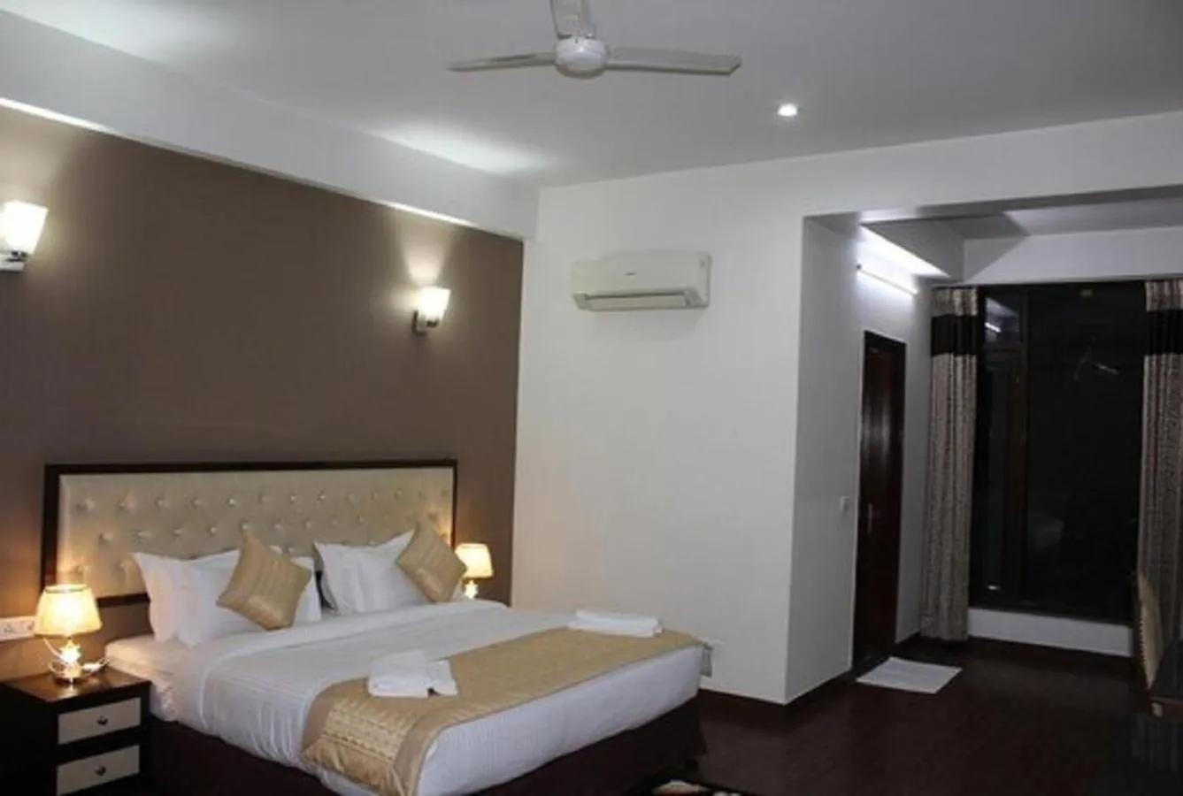 TV and multimedia, Bed in Lime Tree Hotel Sushant Lok Gurgaon Sector 29 Next to IFFCO CHOWK metro