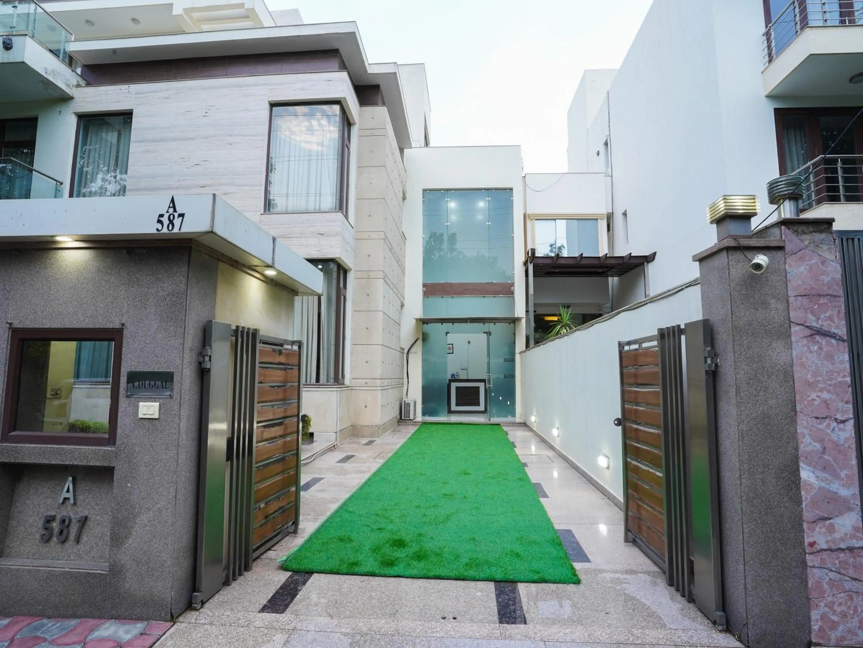 Property building in Lime Tree Hotel Sushant Lok Gurgaon Sector 29 Next to IFFCO CHOWK metro