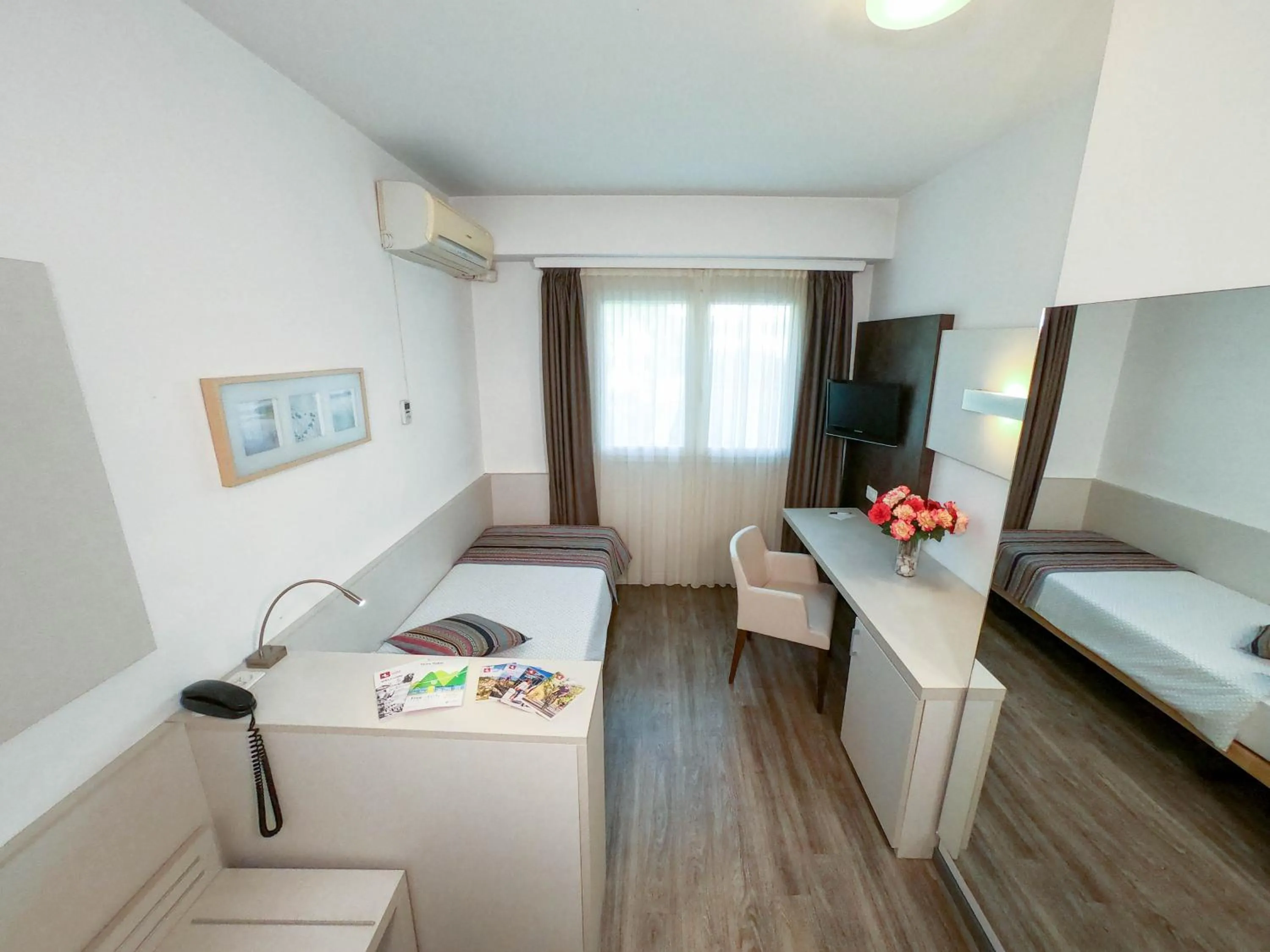 Bedroom, Bed in Colorado Hotel