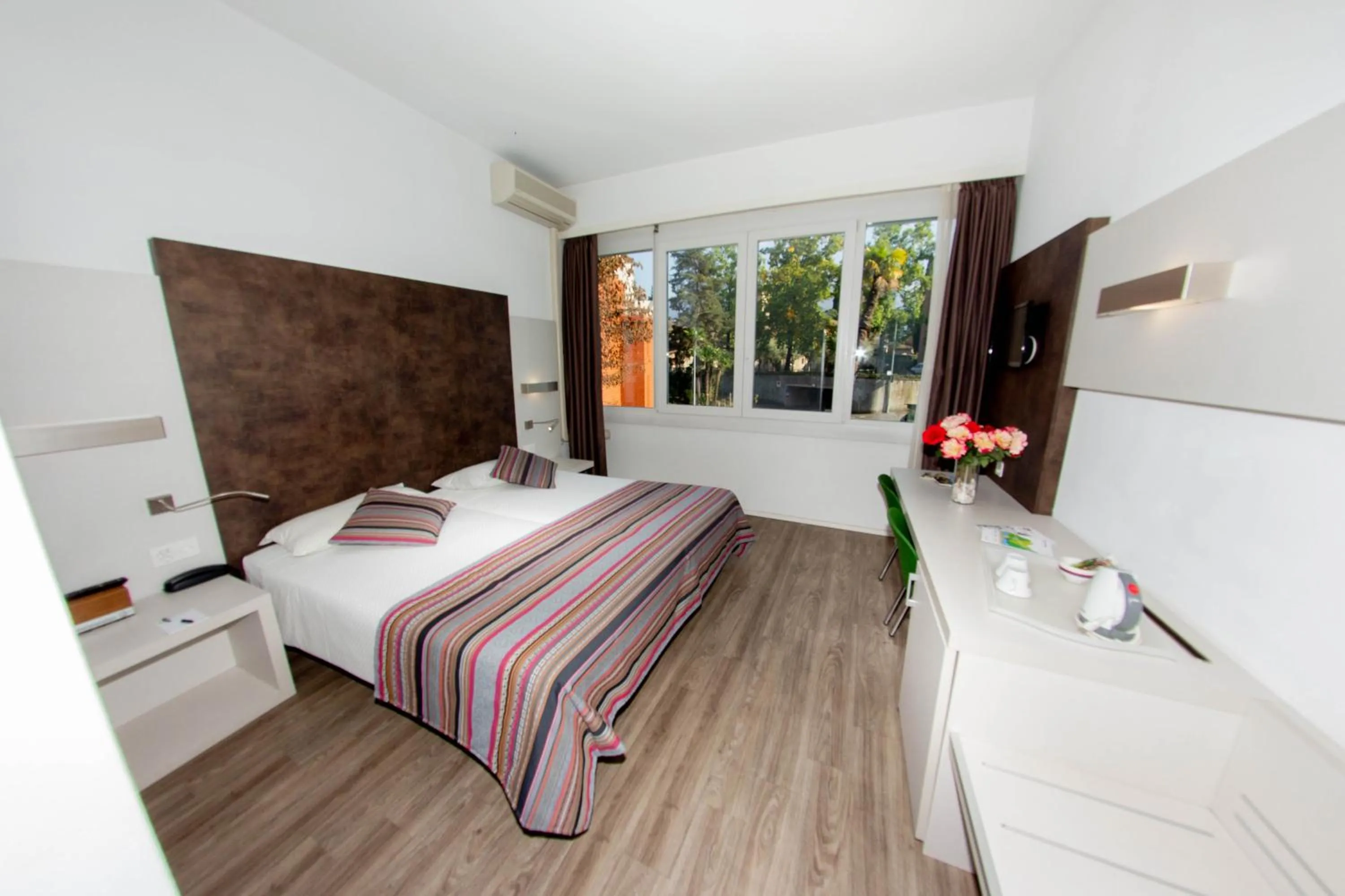 Photo of the whole room, Bed in Colorado Hotel