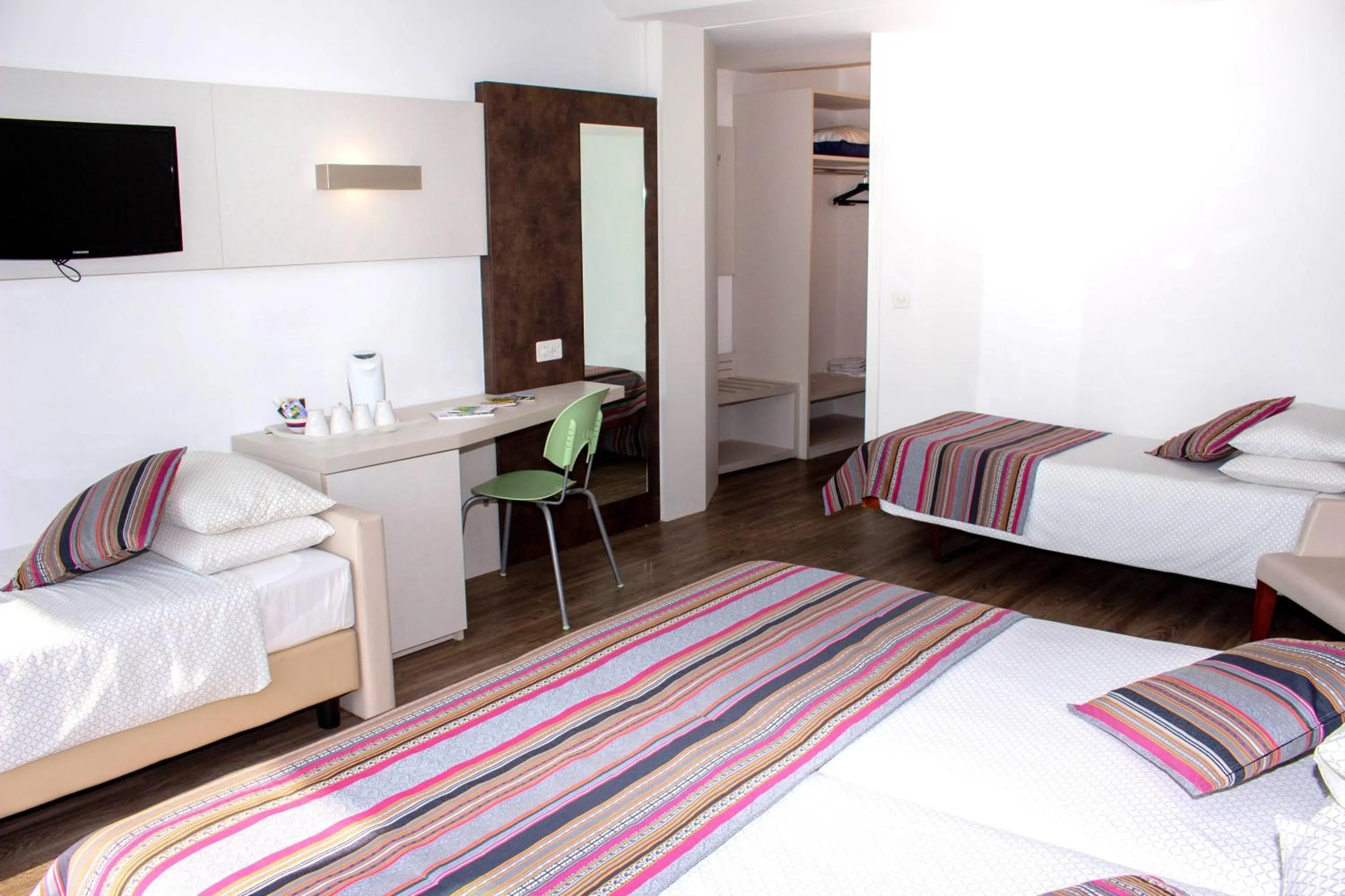 Photo of the whole room, Bed in Colorado Hotel