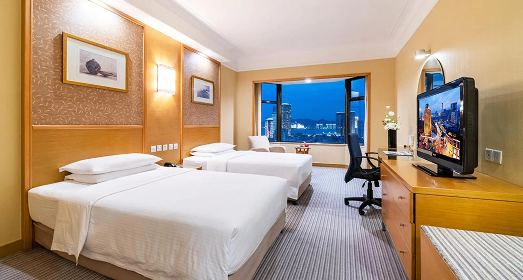 Photo of the whole room, Bed in Millennium Harbourview Hotel Xiamen