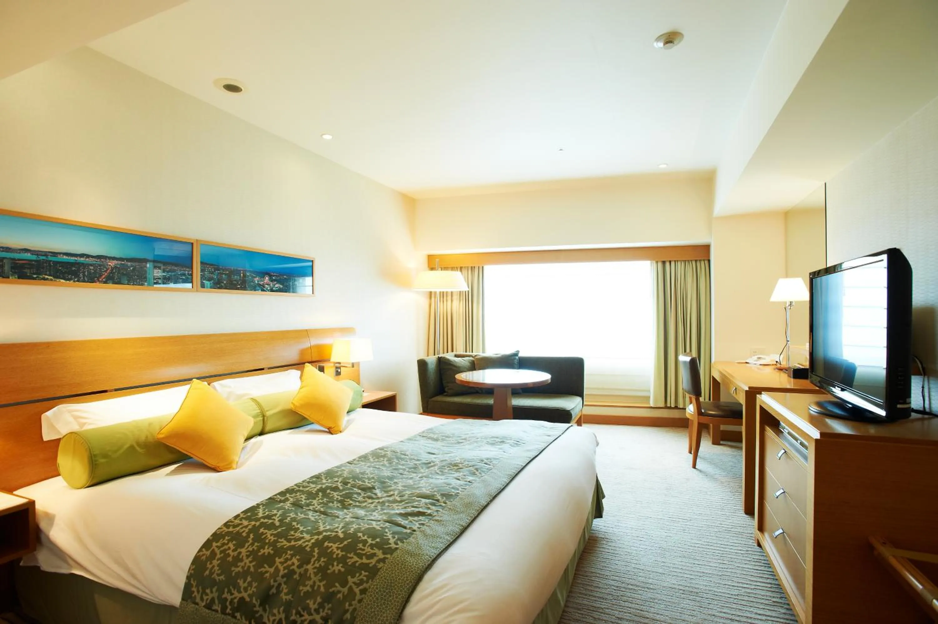 Photo of the whole room, Bed in Kobe Portopia Hotel