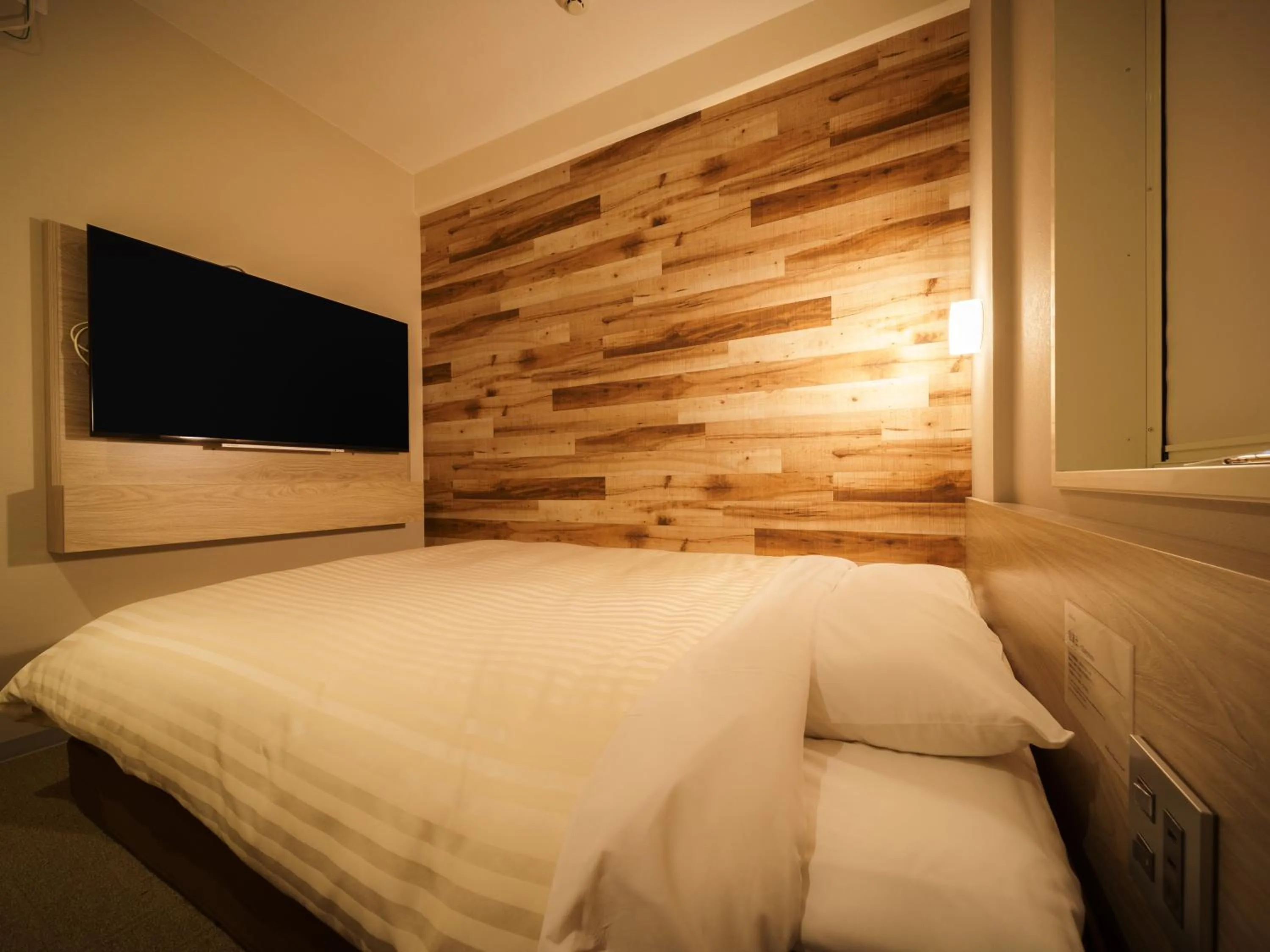 Bed in Super Hotel Kyoto Shijokawaramachi