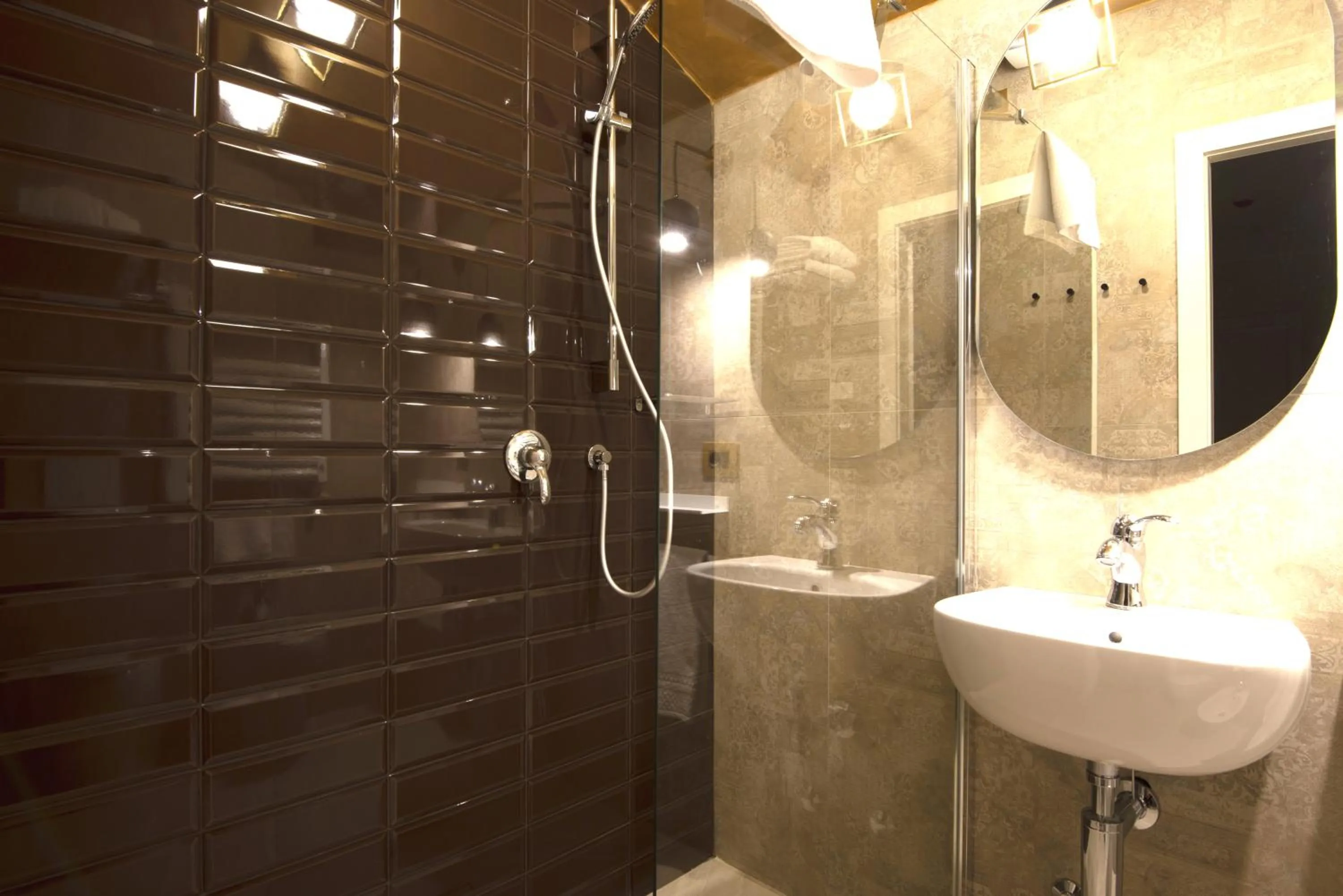 Shower in Pan di Zenzero Icecream Hotel