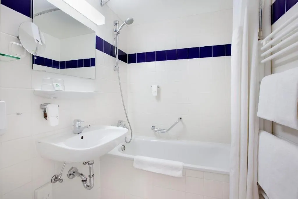 Shower in Willow Hotel Restaurant