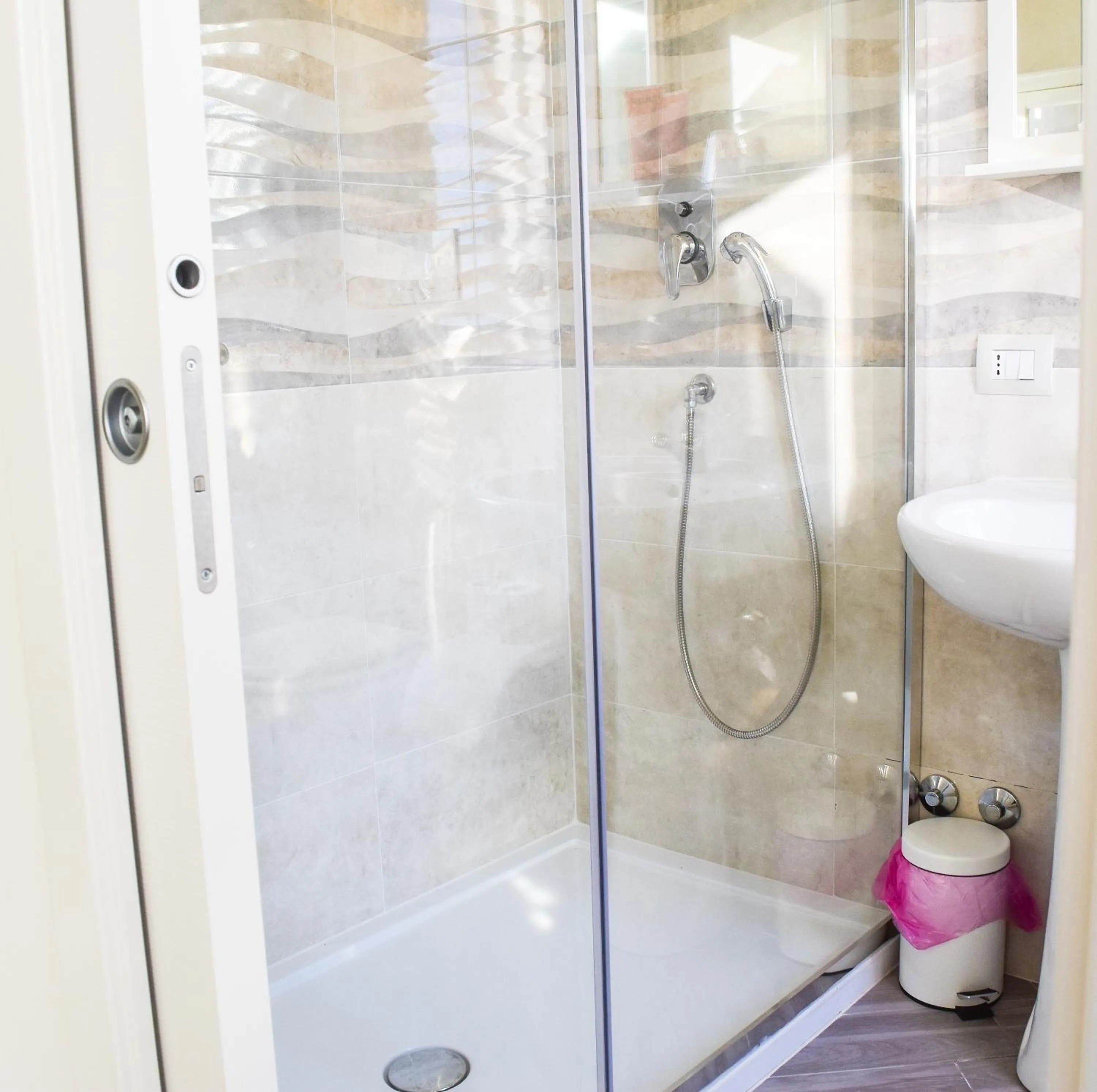 Shower in Bed & Breakfast Domus Pepe Scalea