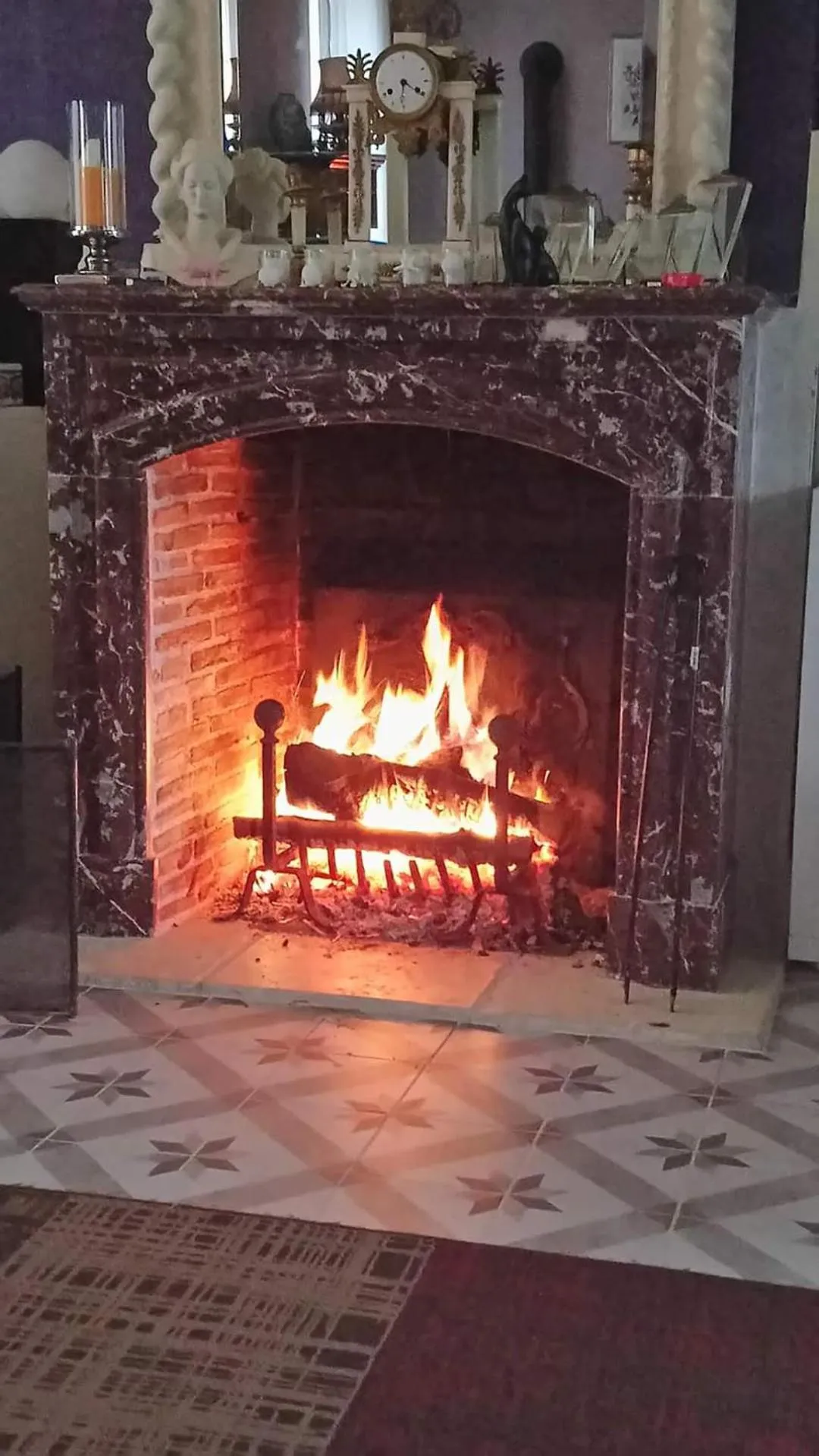 Property building in La Cour du Puits, chambre Colyn