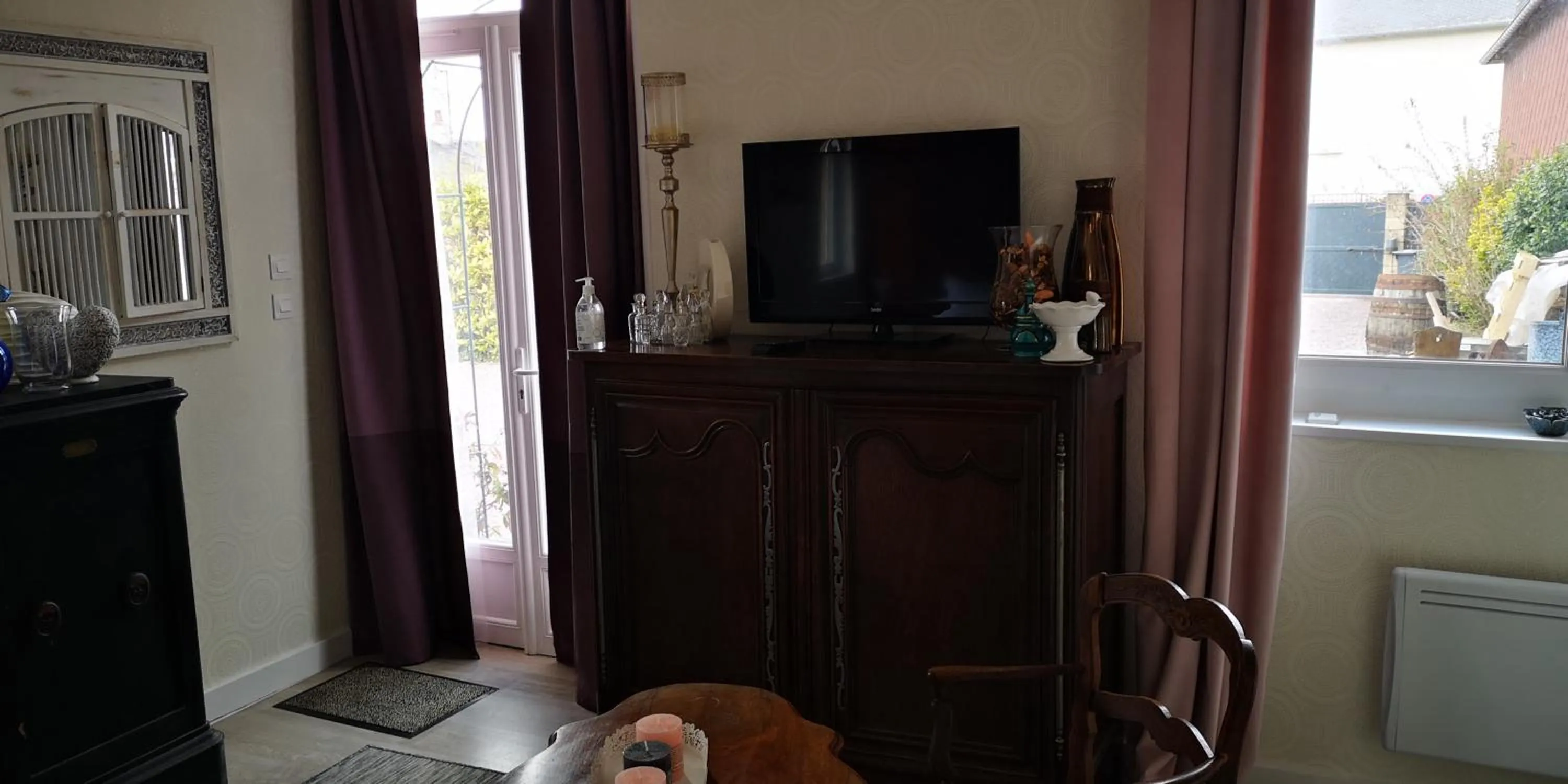 Photo of the whole room in La Cour du Puits, chambre Colyn