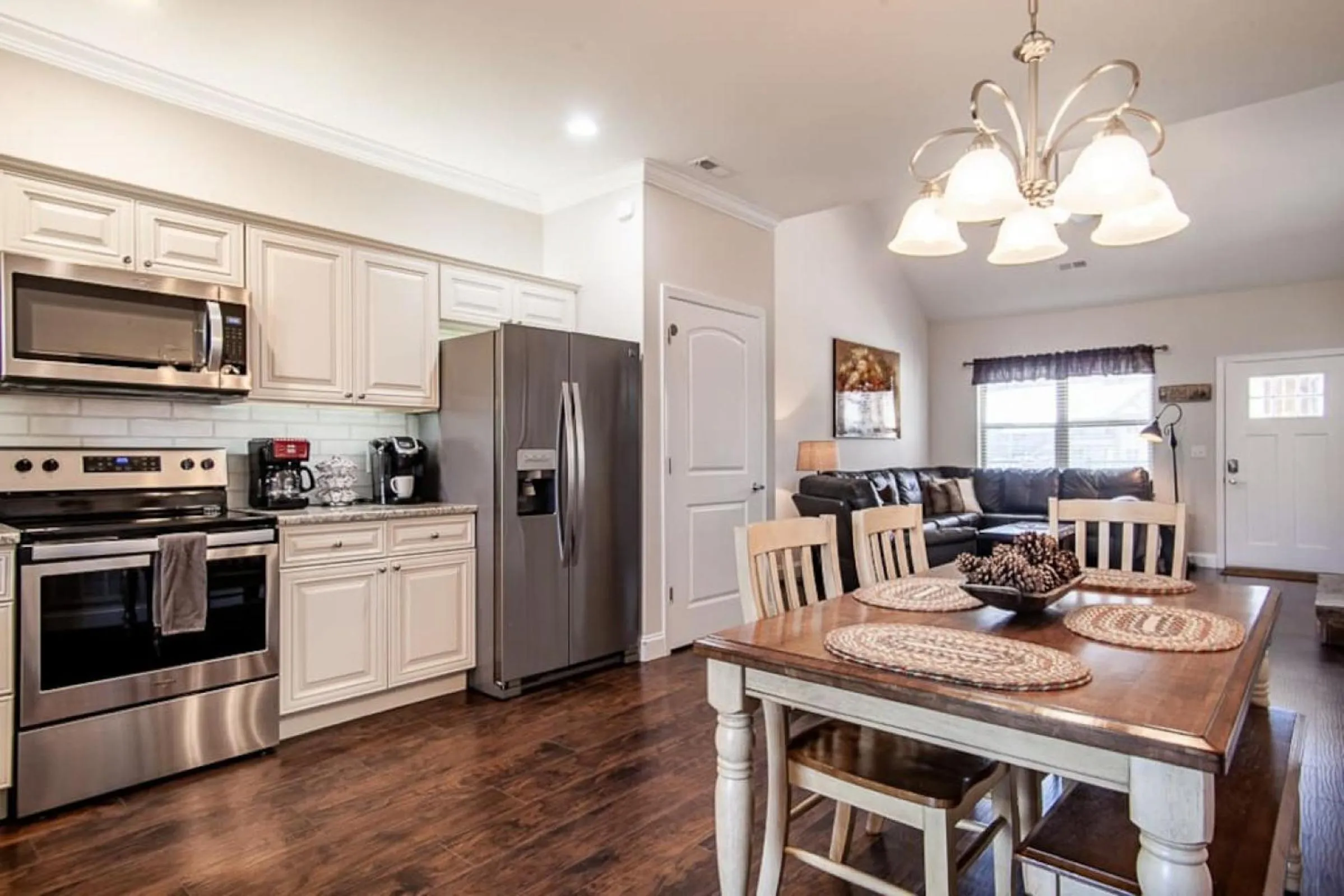 Dining area in Cozy Cades Cove Condo with Community Pool