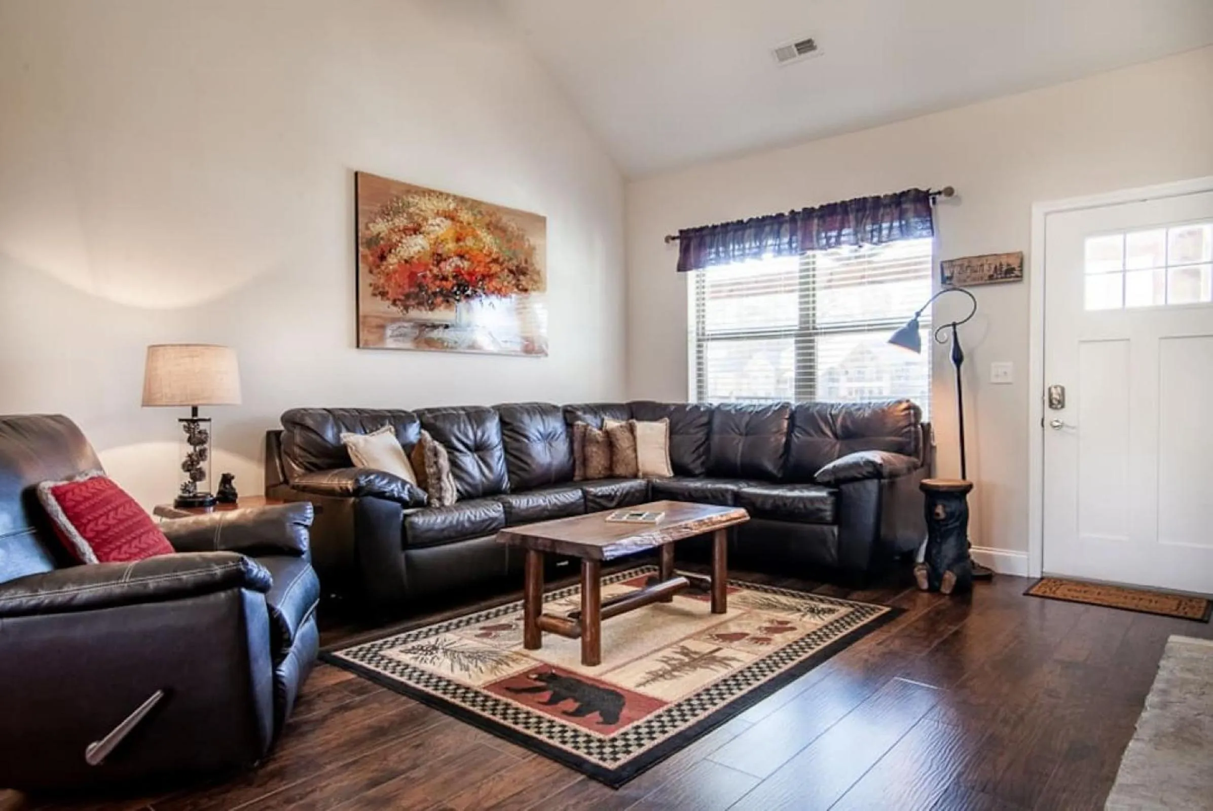 Living room in Cozy Cades Cove Condo with Community Pool