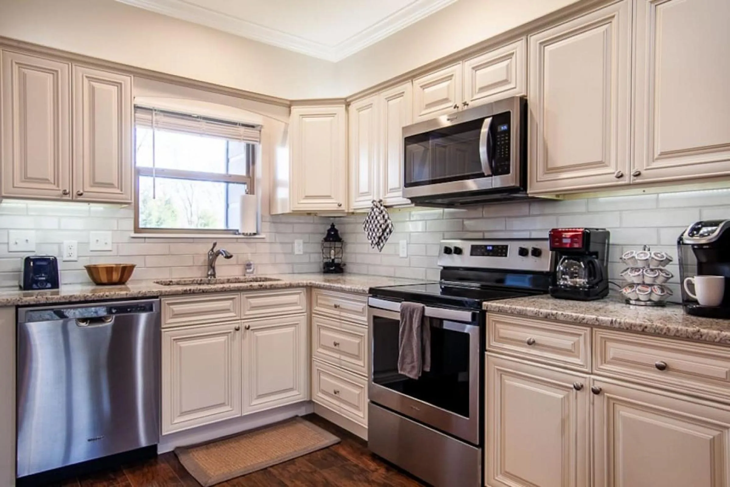 Kitchen or kitchenette in Cozy Cades Cove Condo with Community Pool