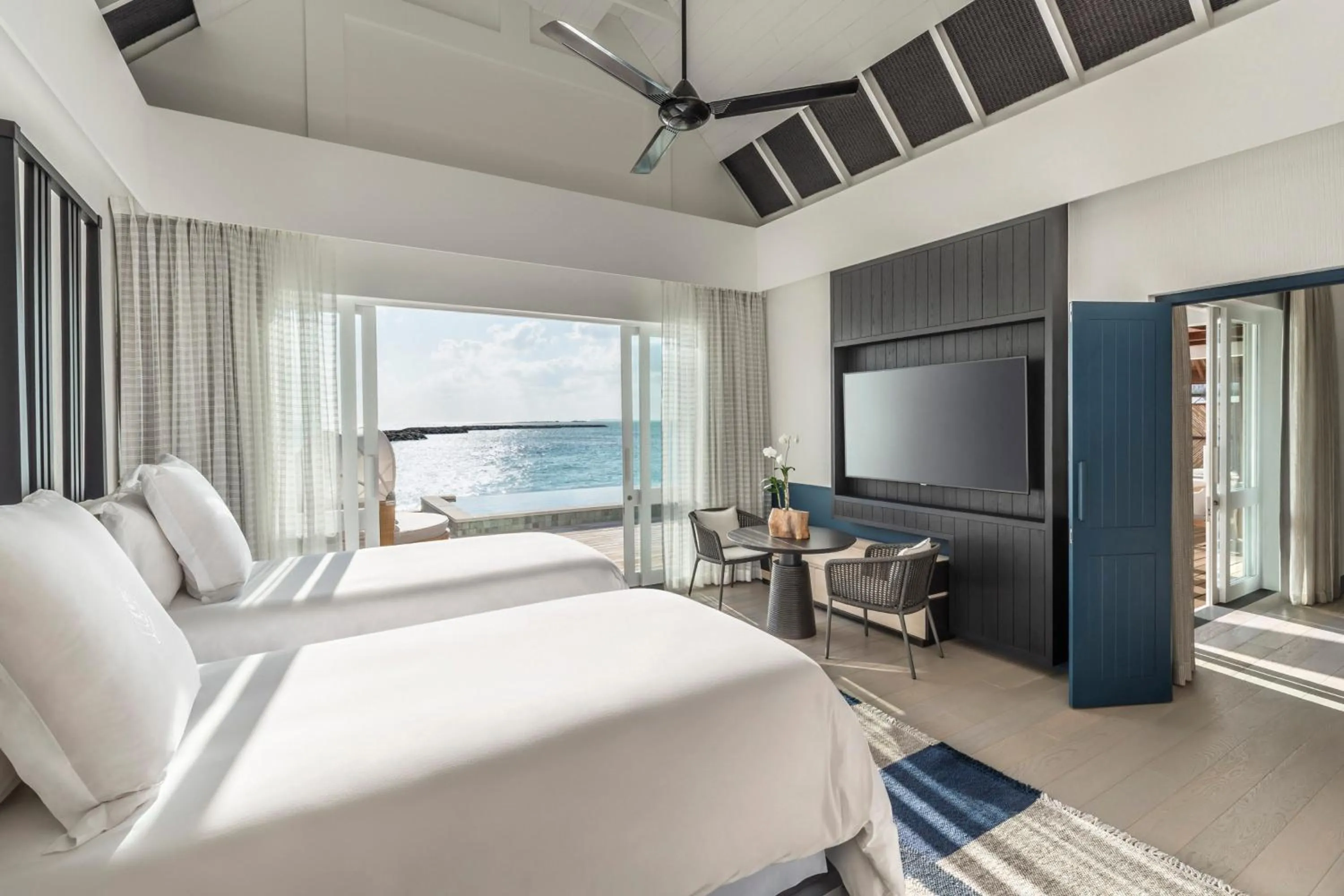 Bedroom, Bed in Four Seasons Resort Maldives at Landaa Giraavaru