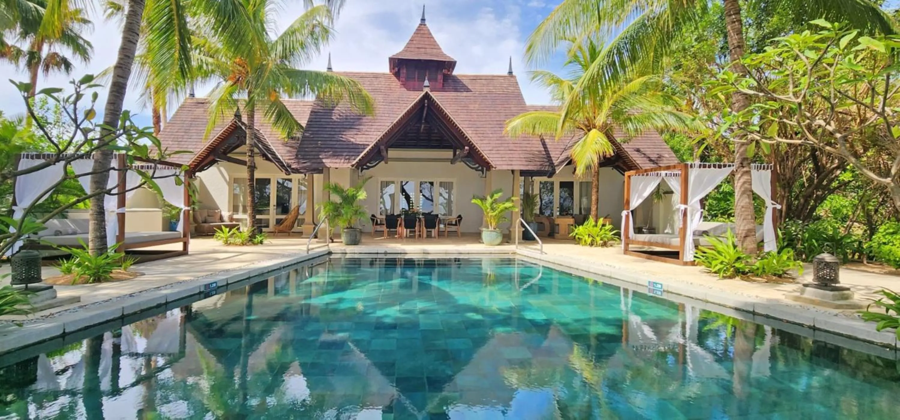 Swimming pool in Maradiva Villas Resort and Spa