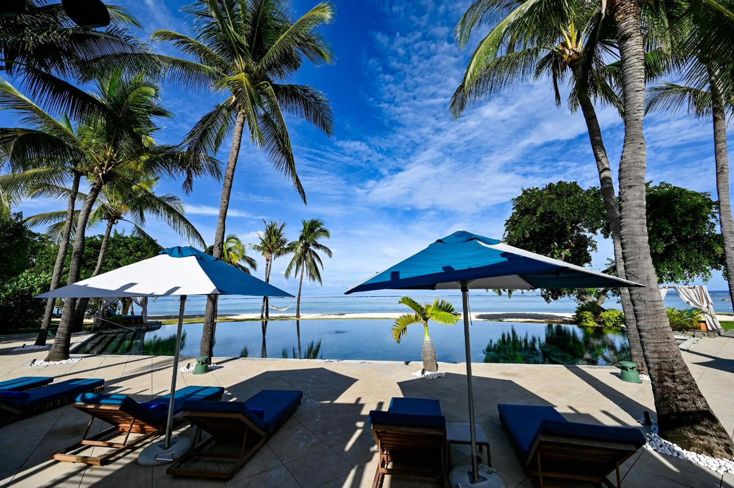 Swimming pool in Maradiva Villas Resort and Spa