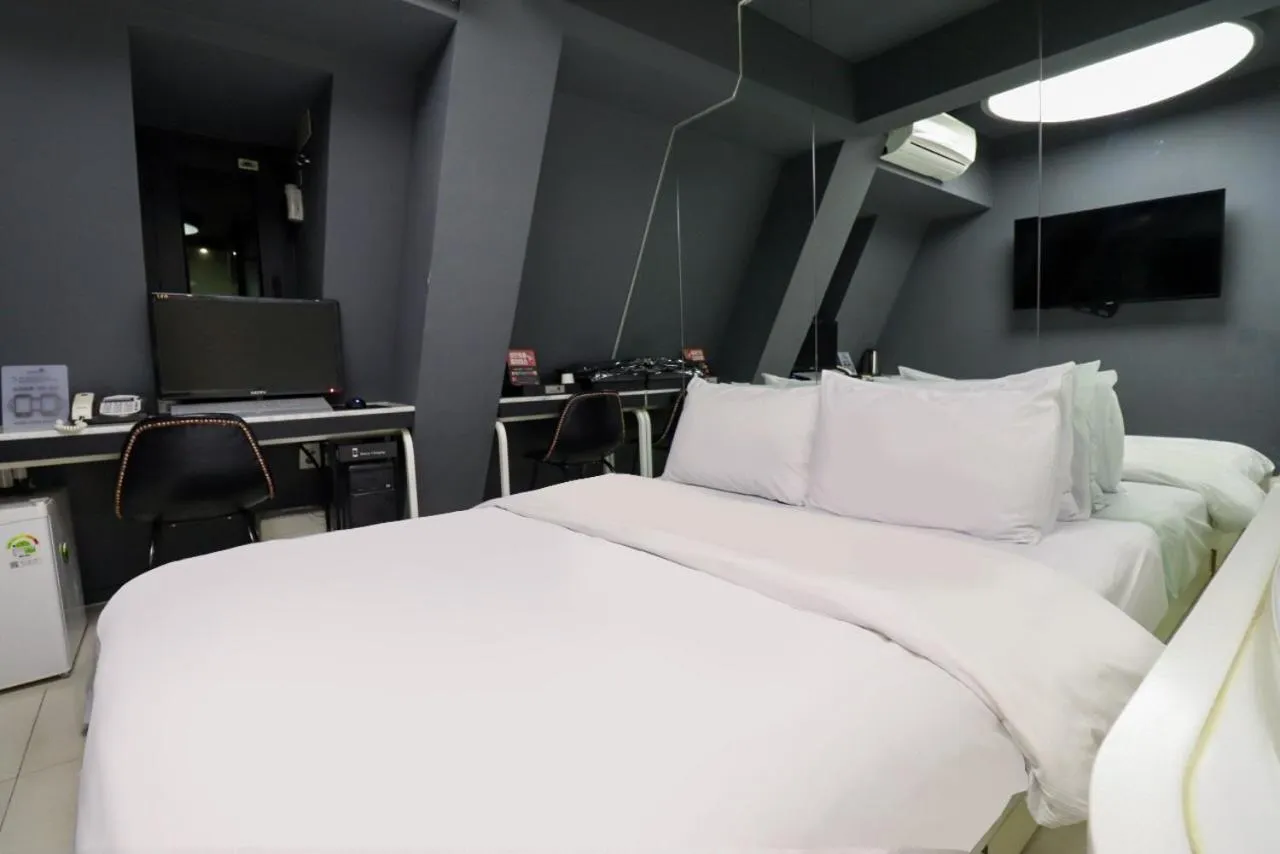 Bed in Shinchon Wol Hotel