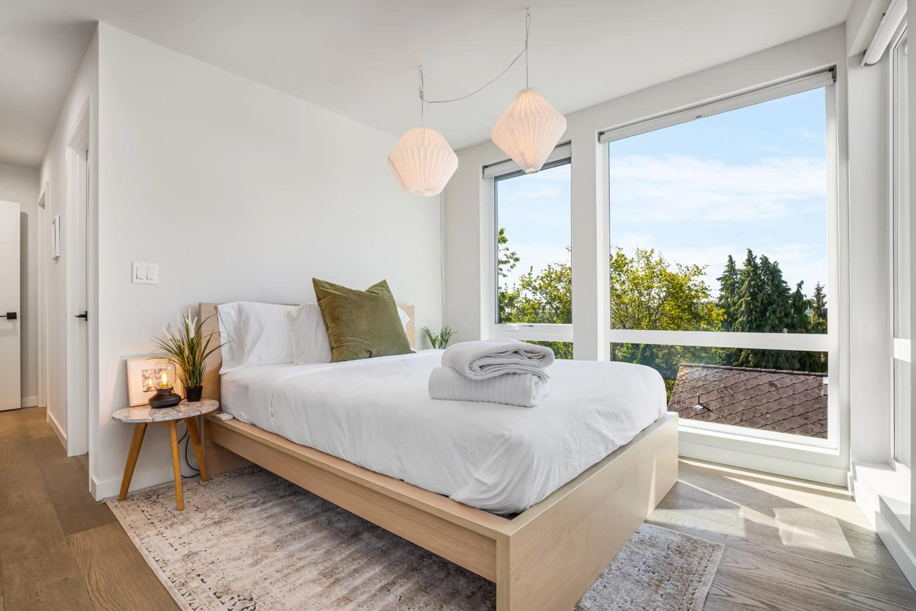 Bed in Rooftop Patio with Waterview, Private Garden & Grill 3BR 3BA- Modern Cityscape