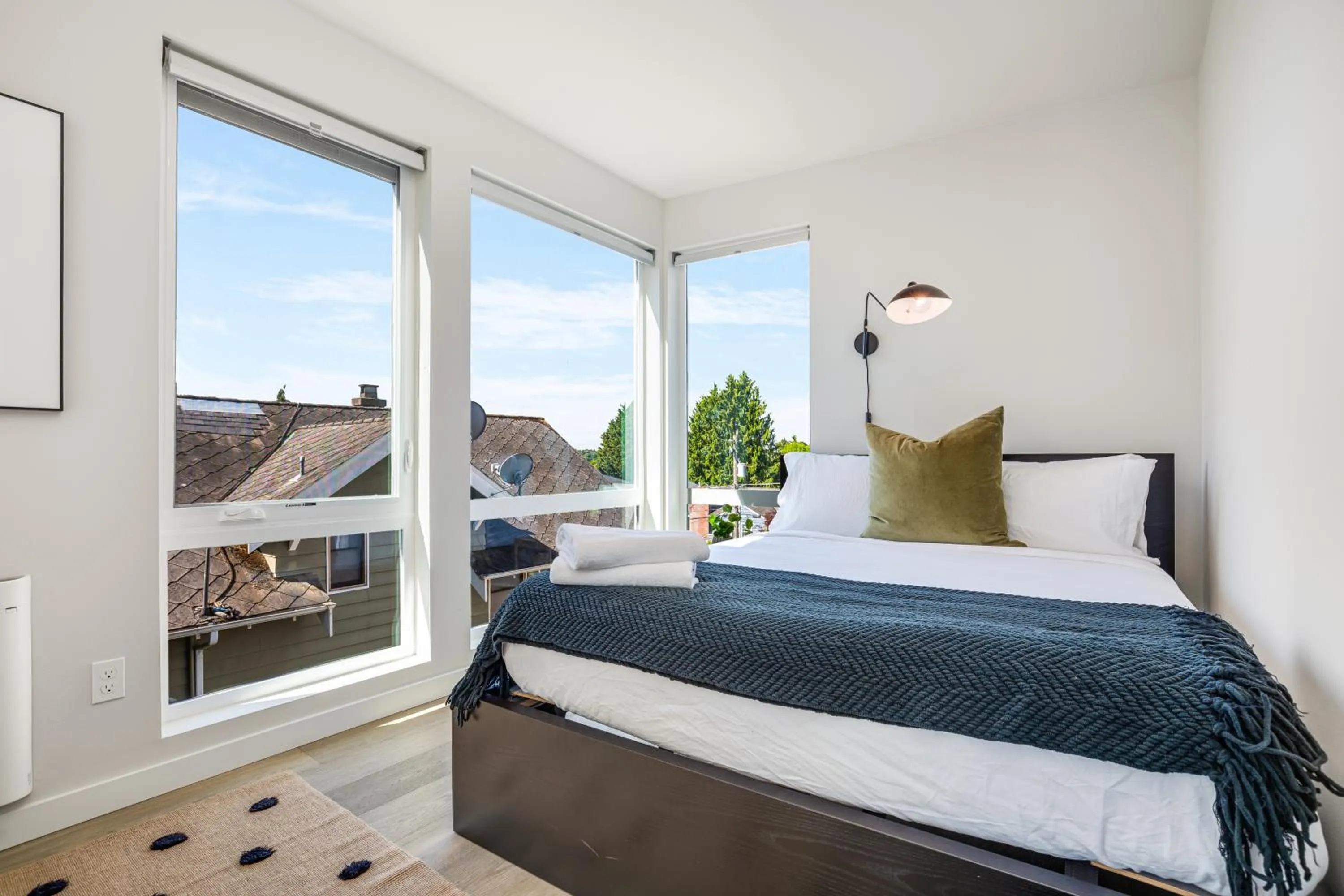 Bed in Rooftop Patio with Waterview, Private Garden & Grill 3BR 3BA- Modern Cityscape