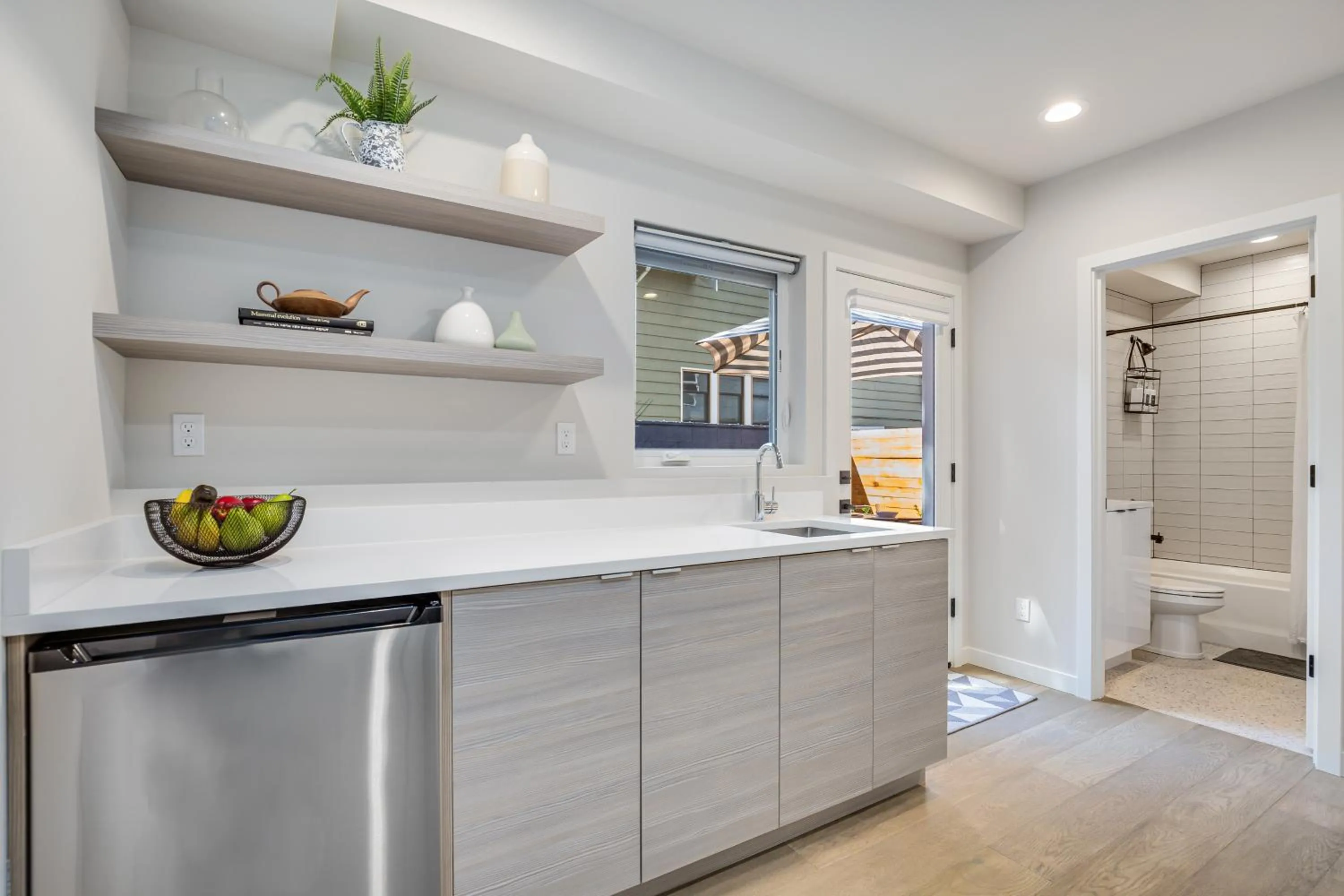 Rooftop Patio with Waterview, Private Garden & Grill 3BR 3BA- Modern Cityscape