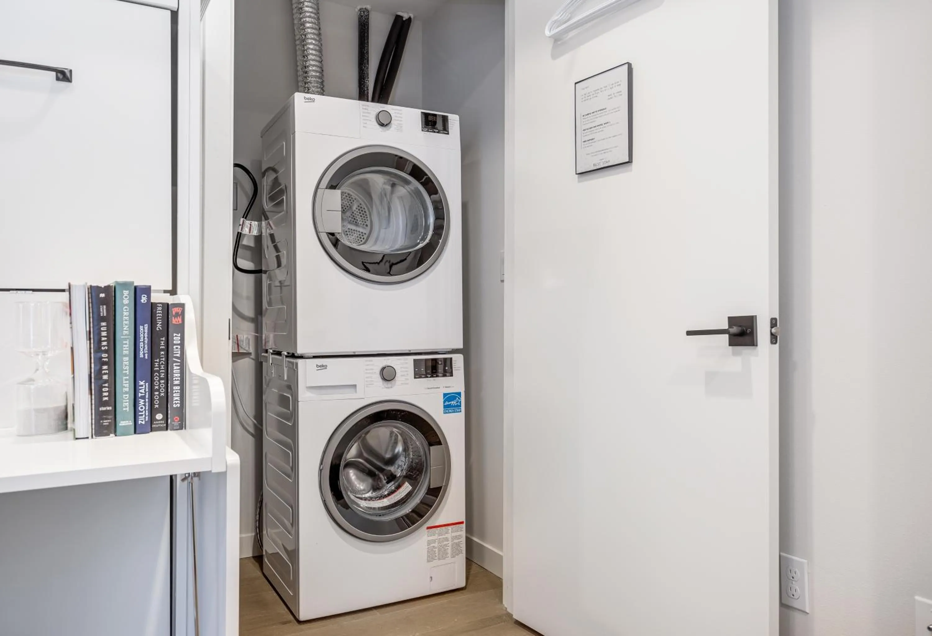 Rooftop Patio with Waterview, Private Garden & Grill 3BR 3BA- Modern Cityscape