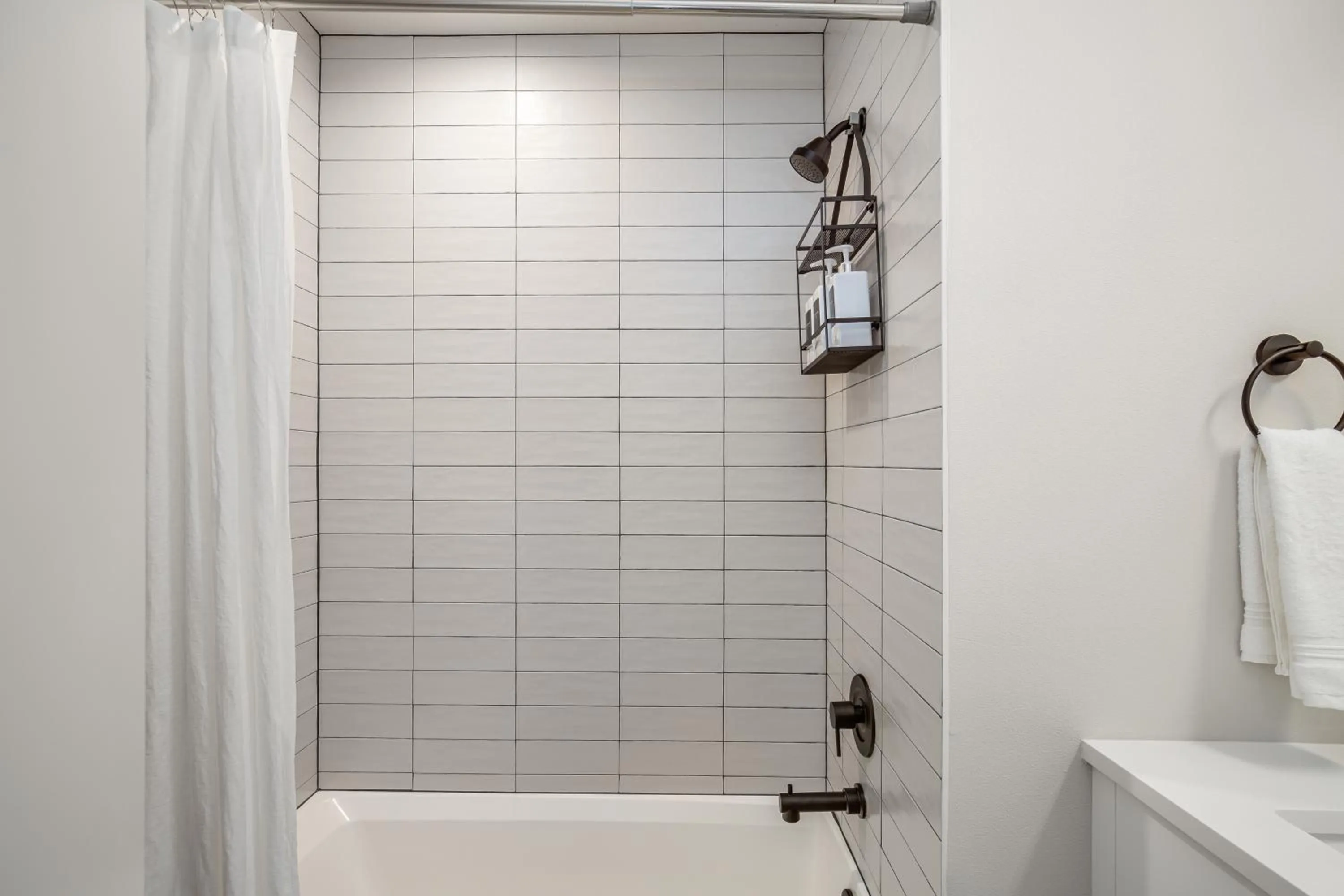 Rooftop Patio with Waterview, Private Garden & Grill 3BR 3BA- Modern Cityscape