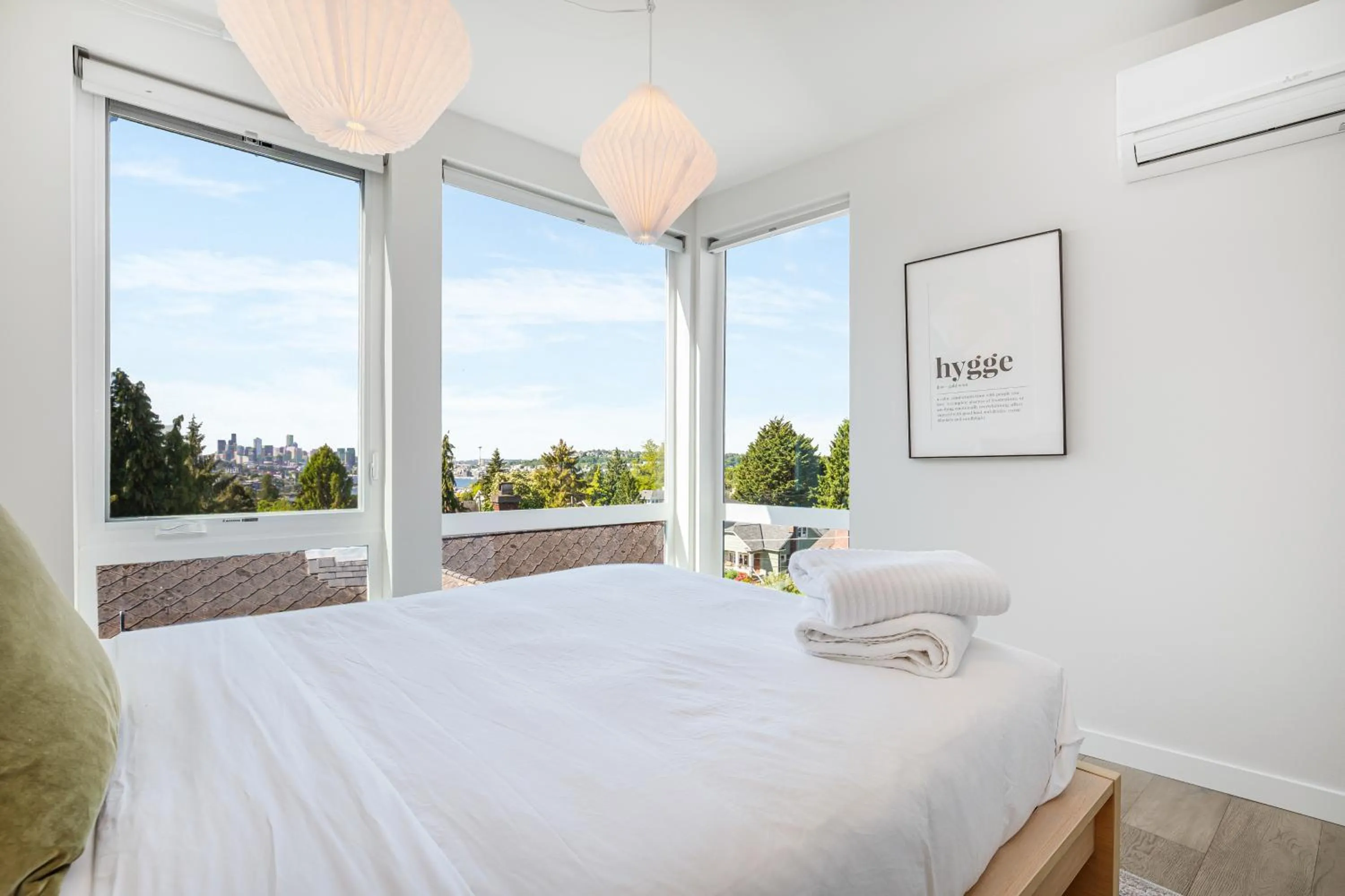 Bed in Rooftop Patio with Waterview, Private Garden & Grill 3BR 3BA- Modern Cityscape