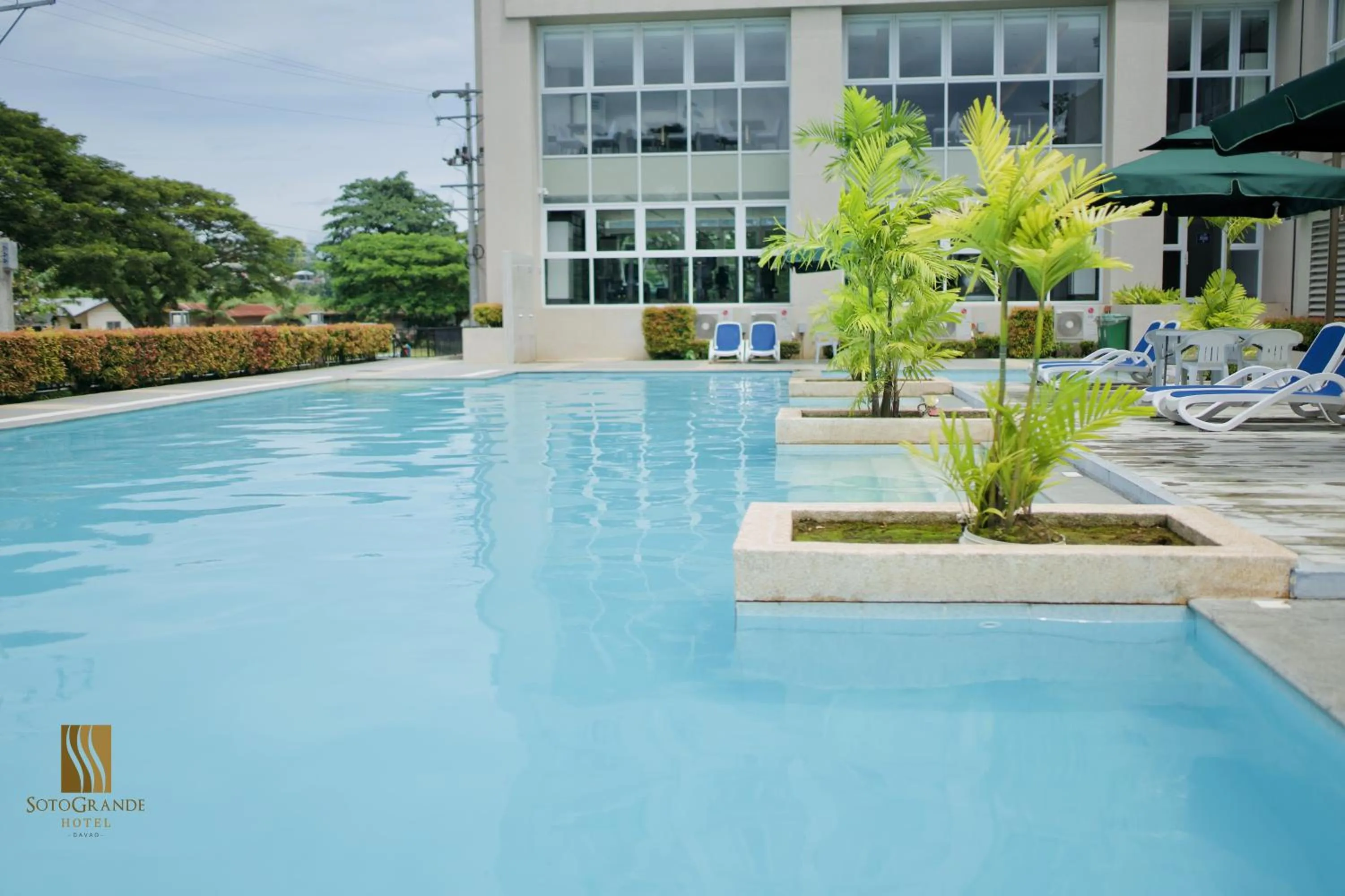Swimming pool in Sotogrande Davao Hotel