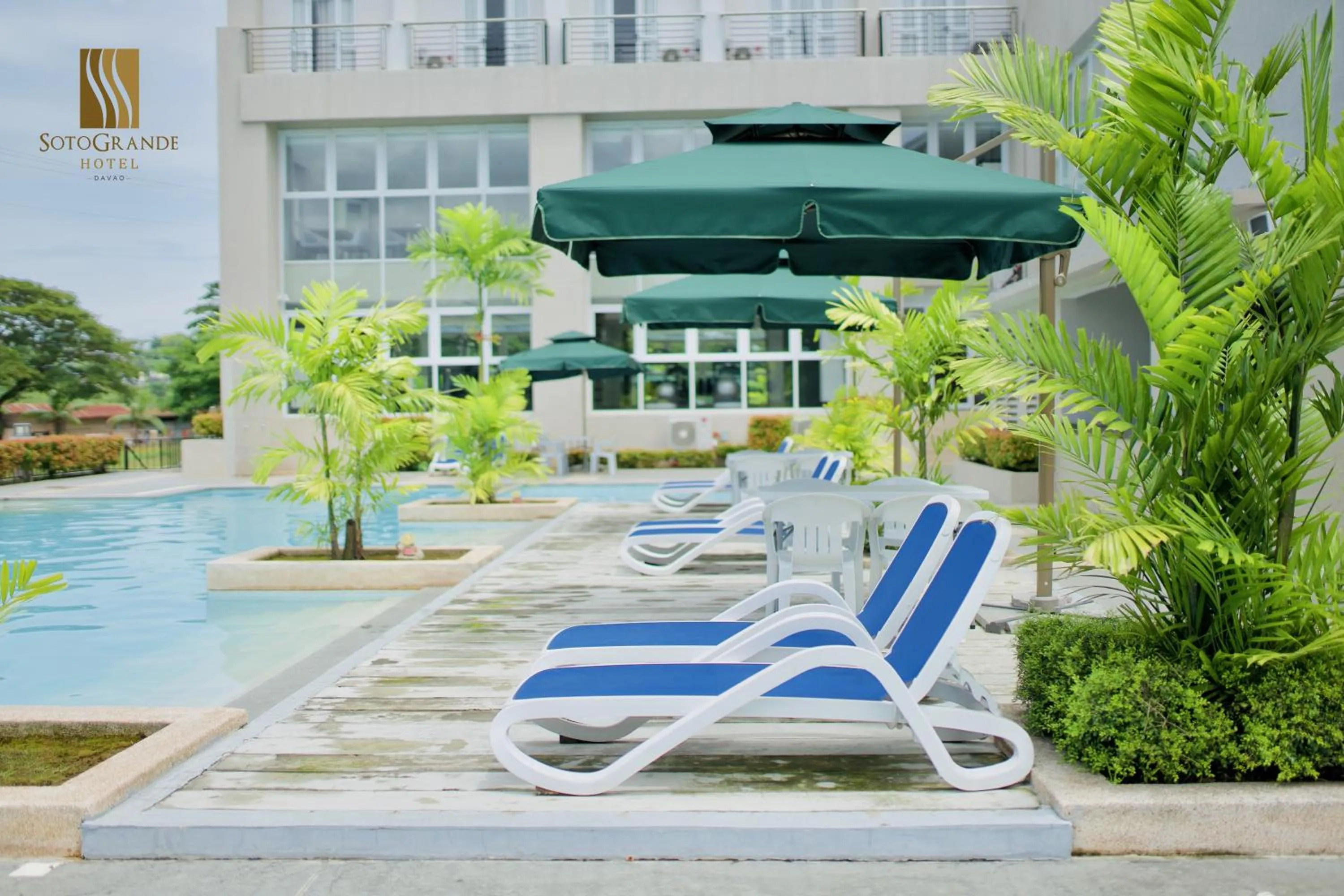 Swimming pool in Sotogrande Davao Hotel