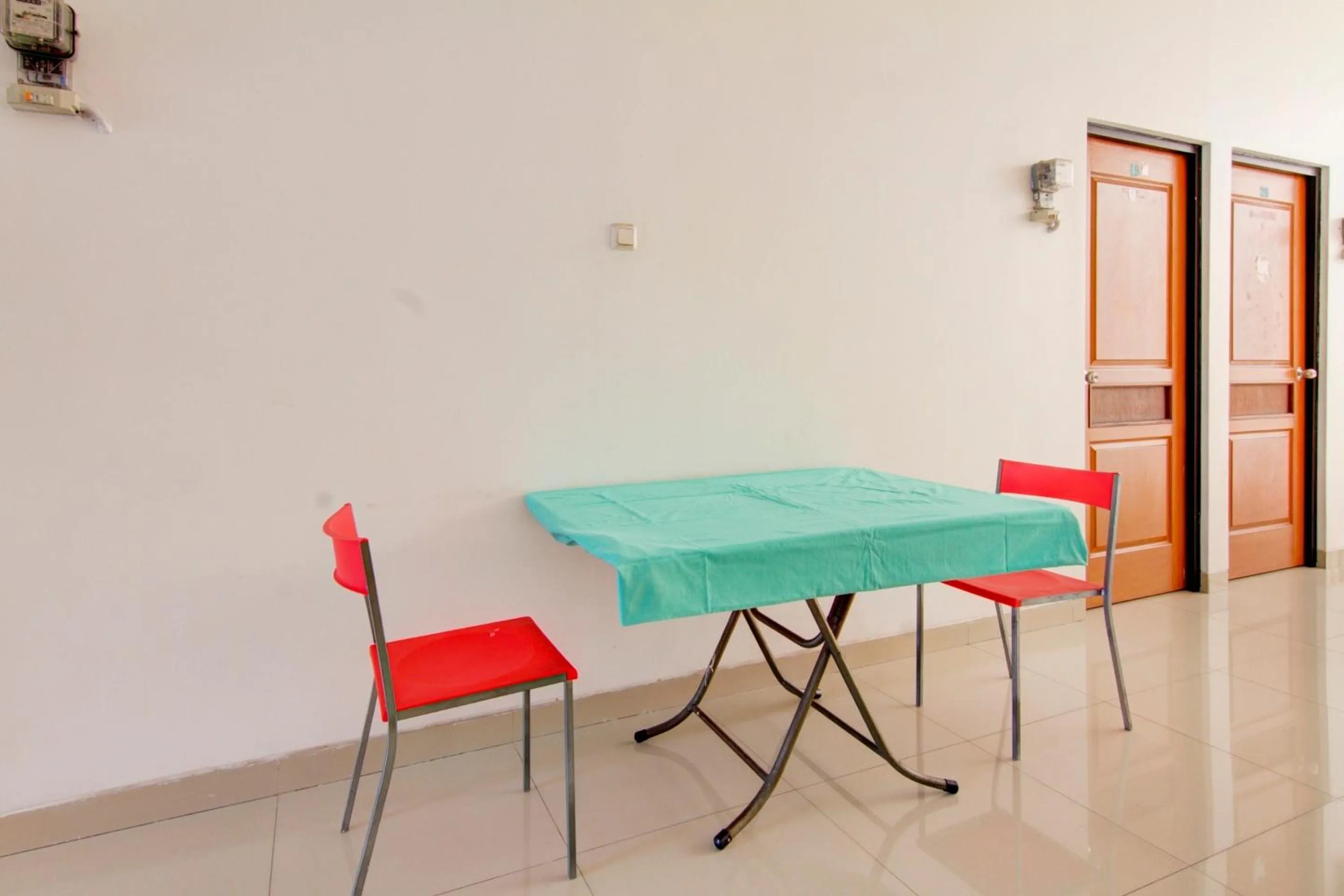 Dining area in OYO Life 89990 Kost Waterfront 75 Sub