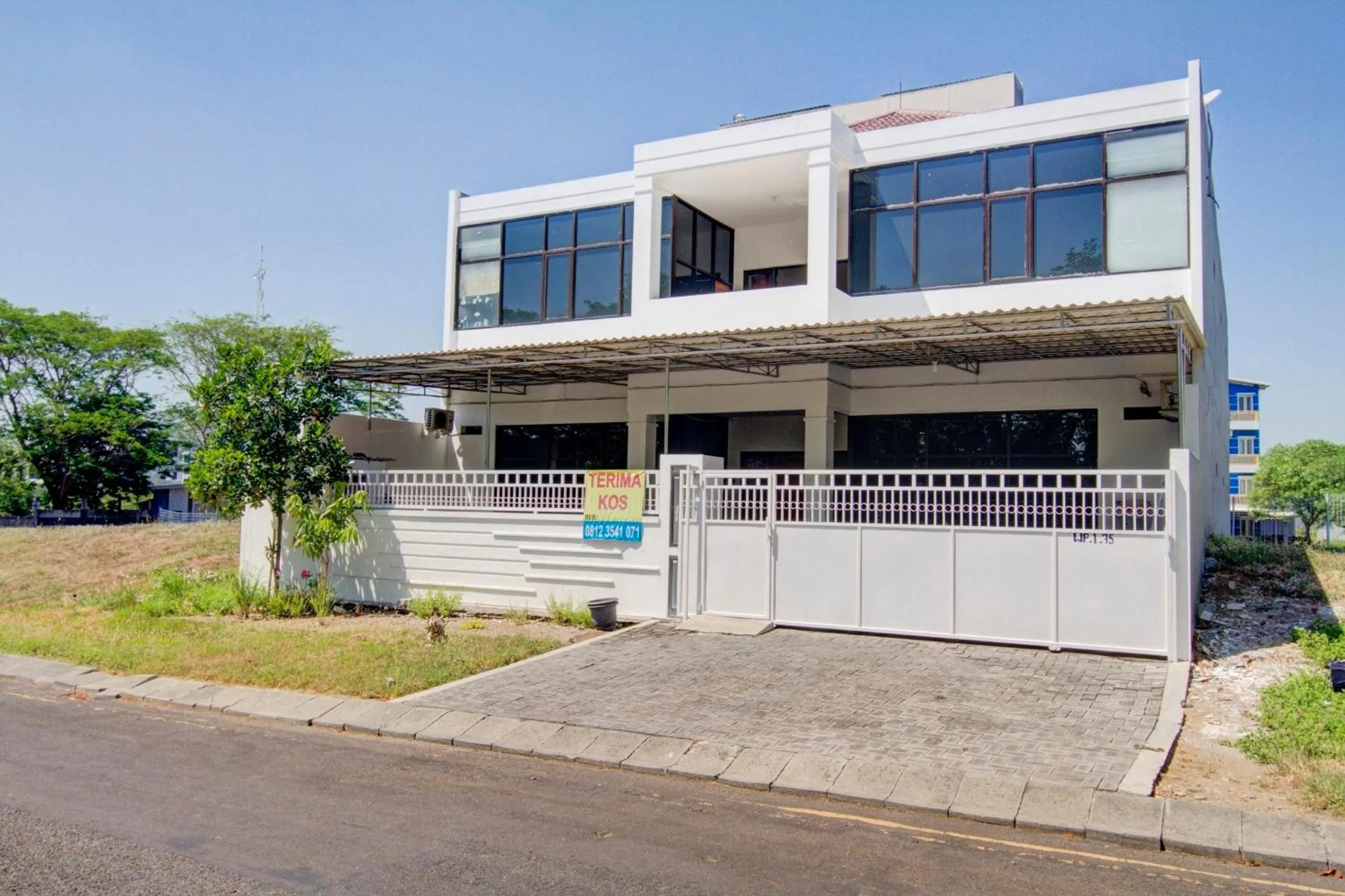 Facade/entrance in OYO Life 89990 Kost Waterfront 75 Sub