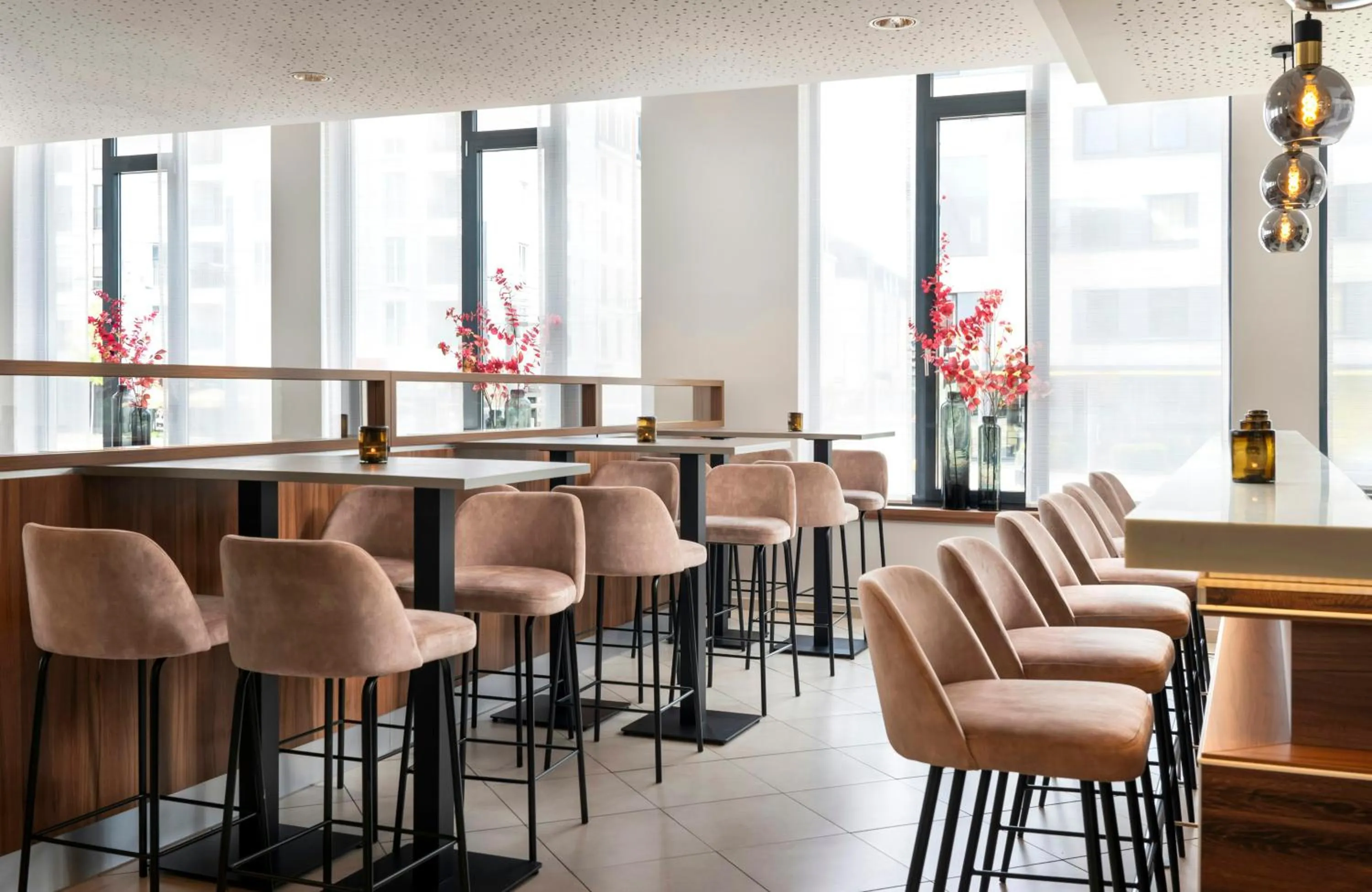 Lounge or bar in Leonardo Hotel Dresden Altstadt