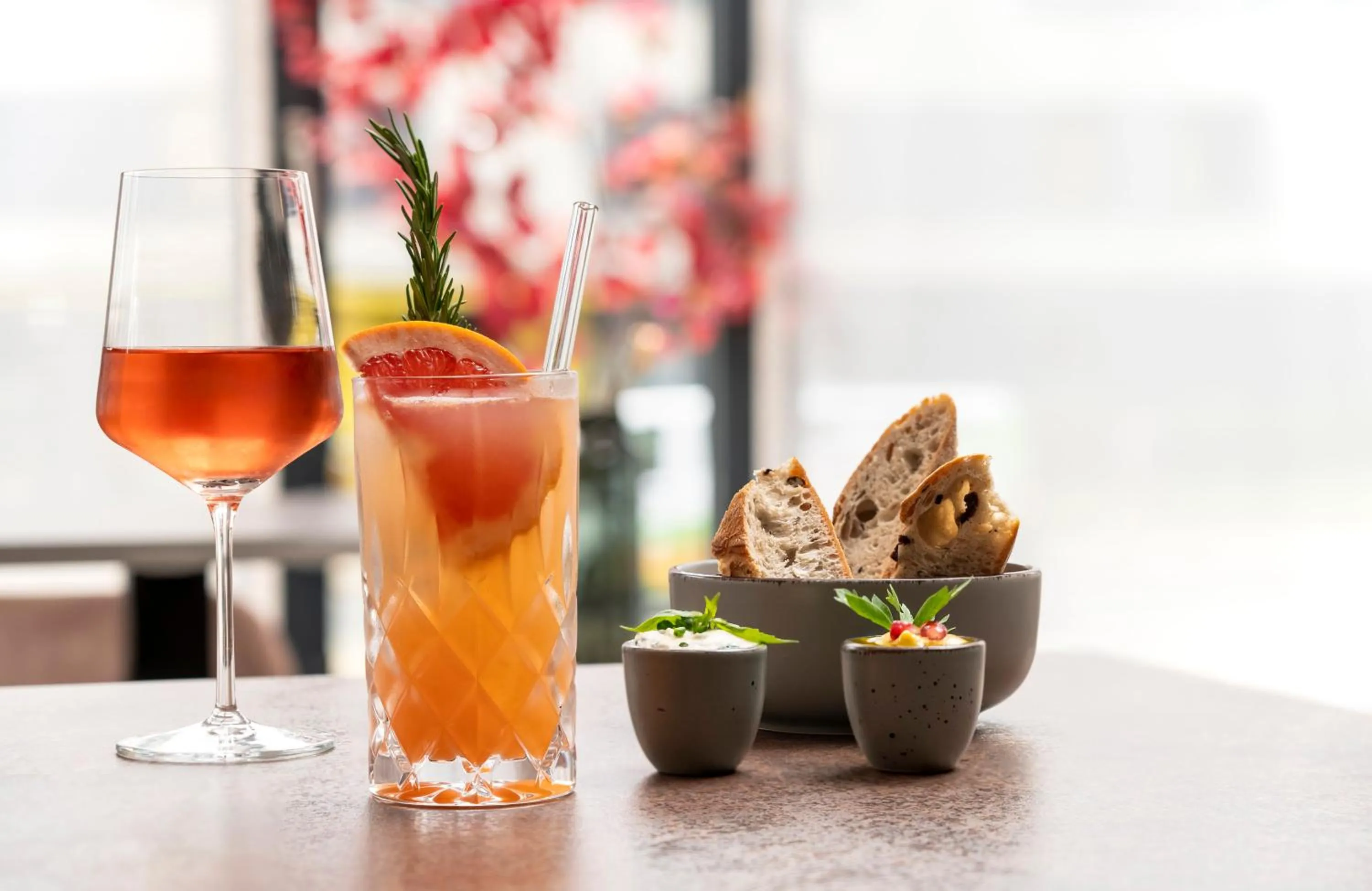 Lounge or bar in Leonardo Hotel Dresden Altstadt